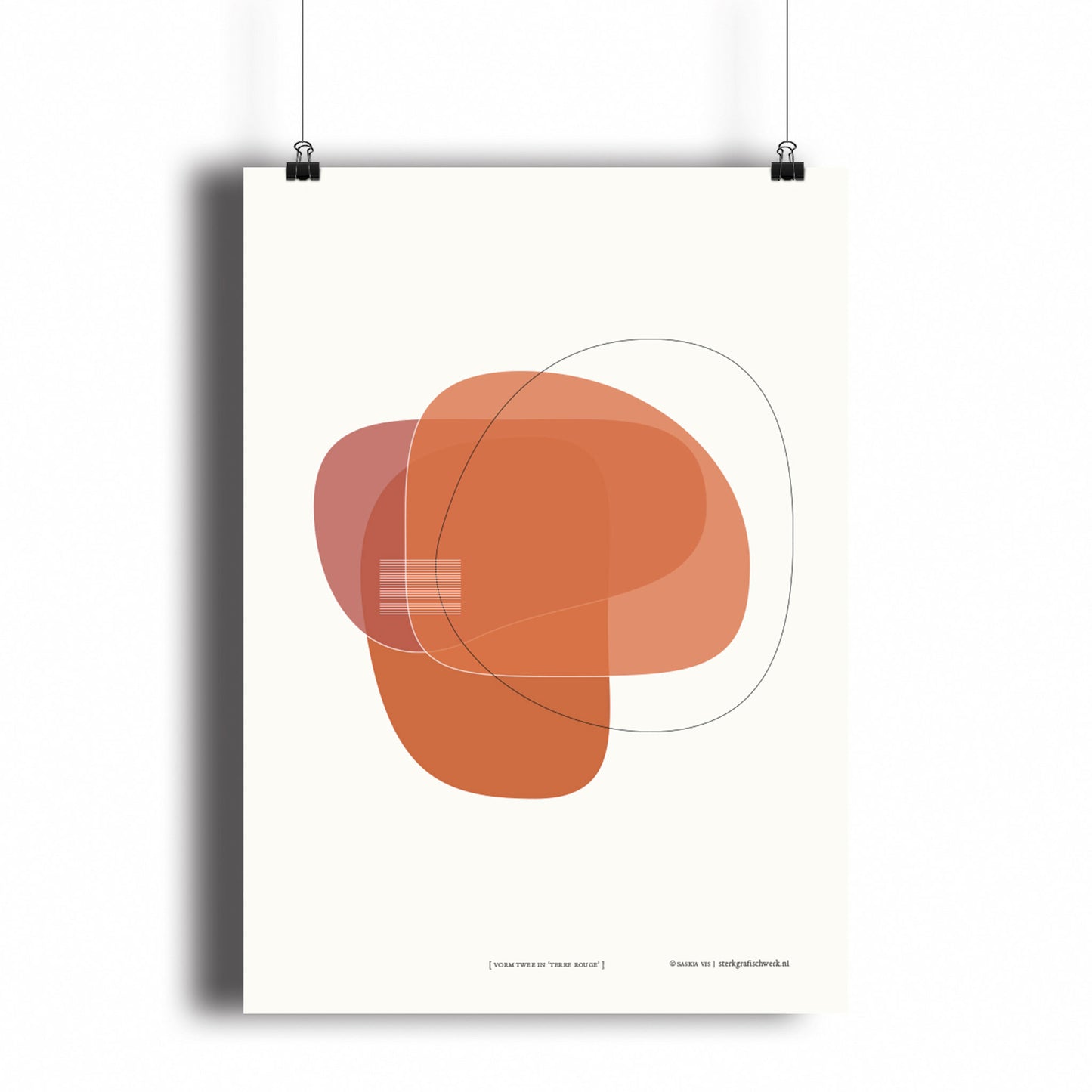 Productafbeelding, poster "vorm twee in terre rouge", hangend aan een witte wand, een overzichtsfoto 