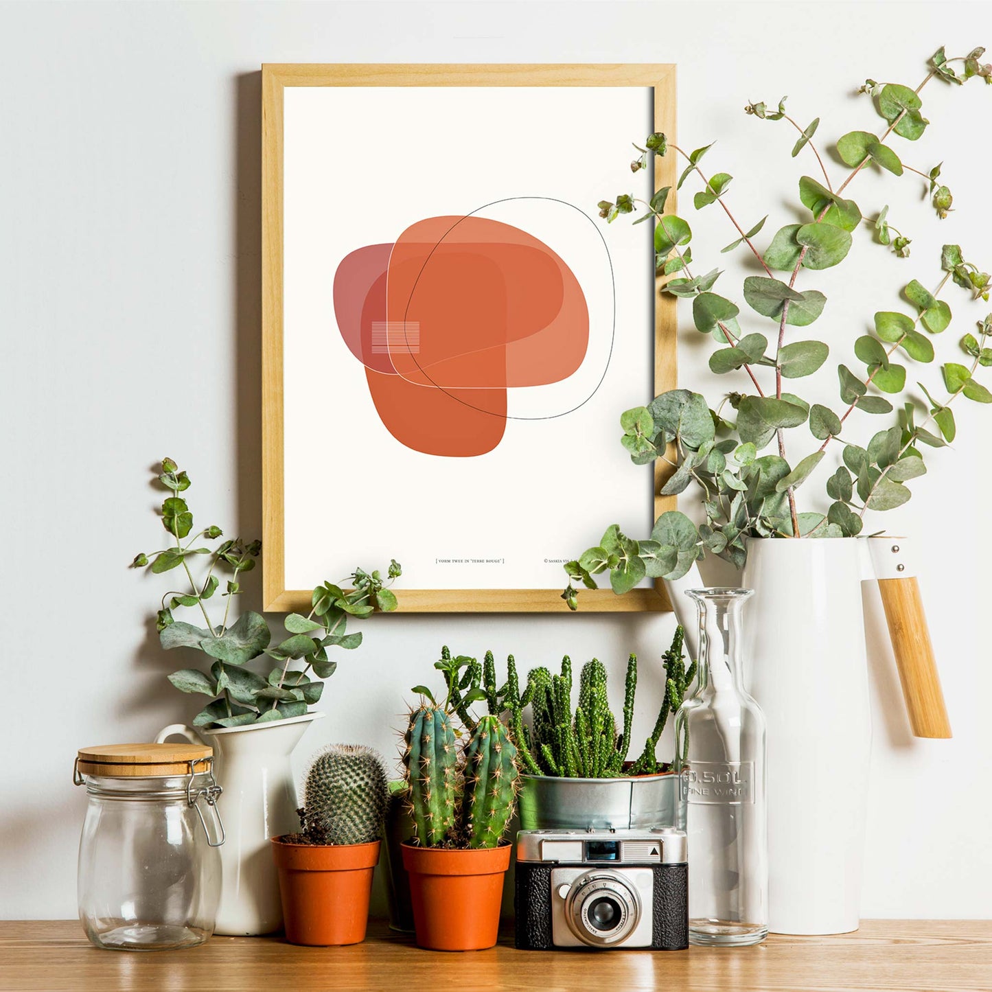 Productafbeelding, poster "vorm twee in terre rouge", een impressie in een interieur met wat decoratie rondom