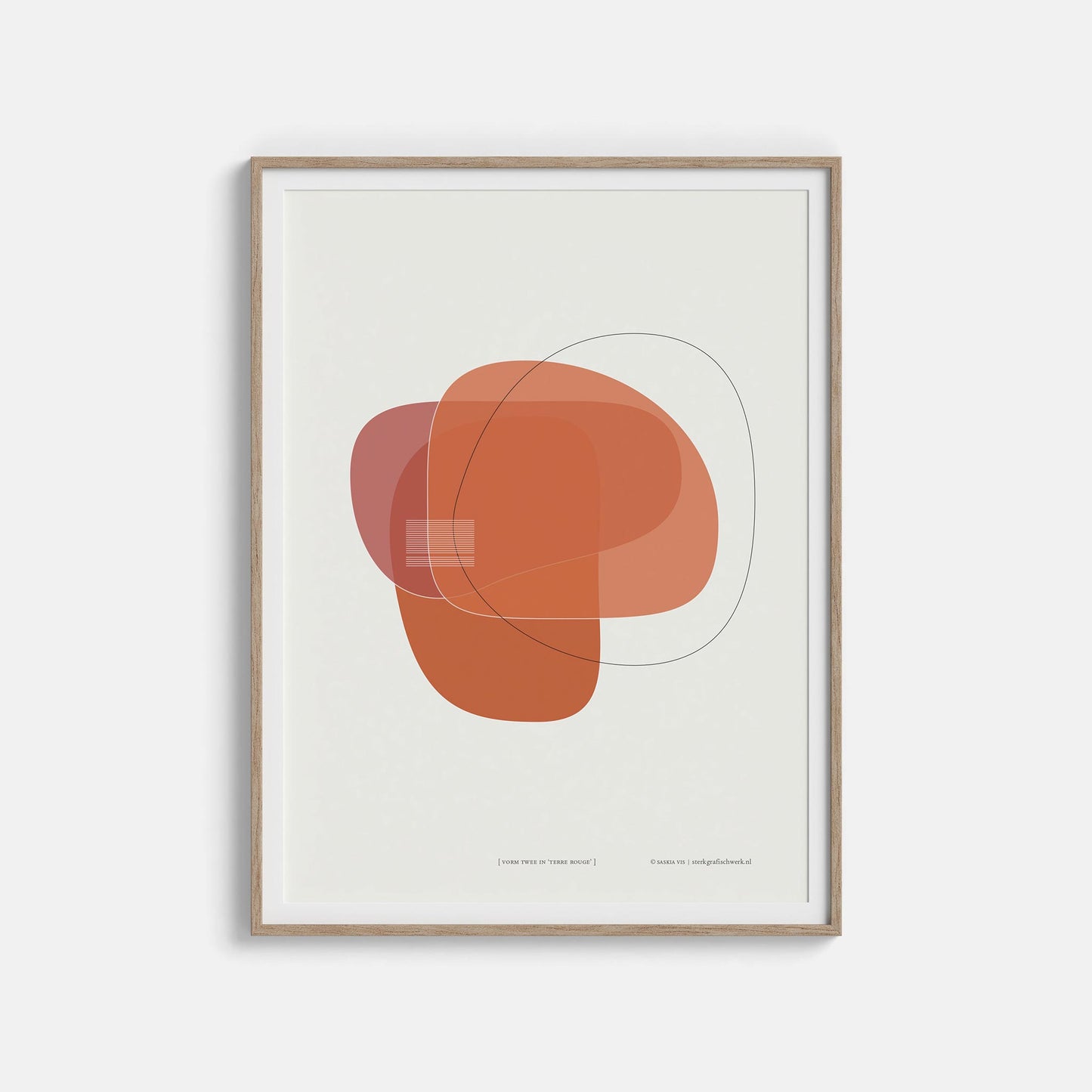 Productafbeelding, poster "vorm twee in terre rouge", foto impressie 2, in een houten lijst hangend aan een witte muur