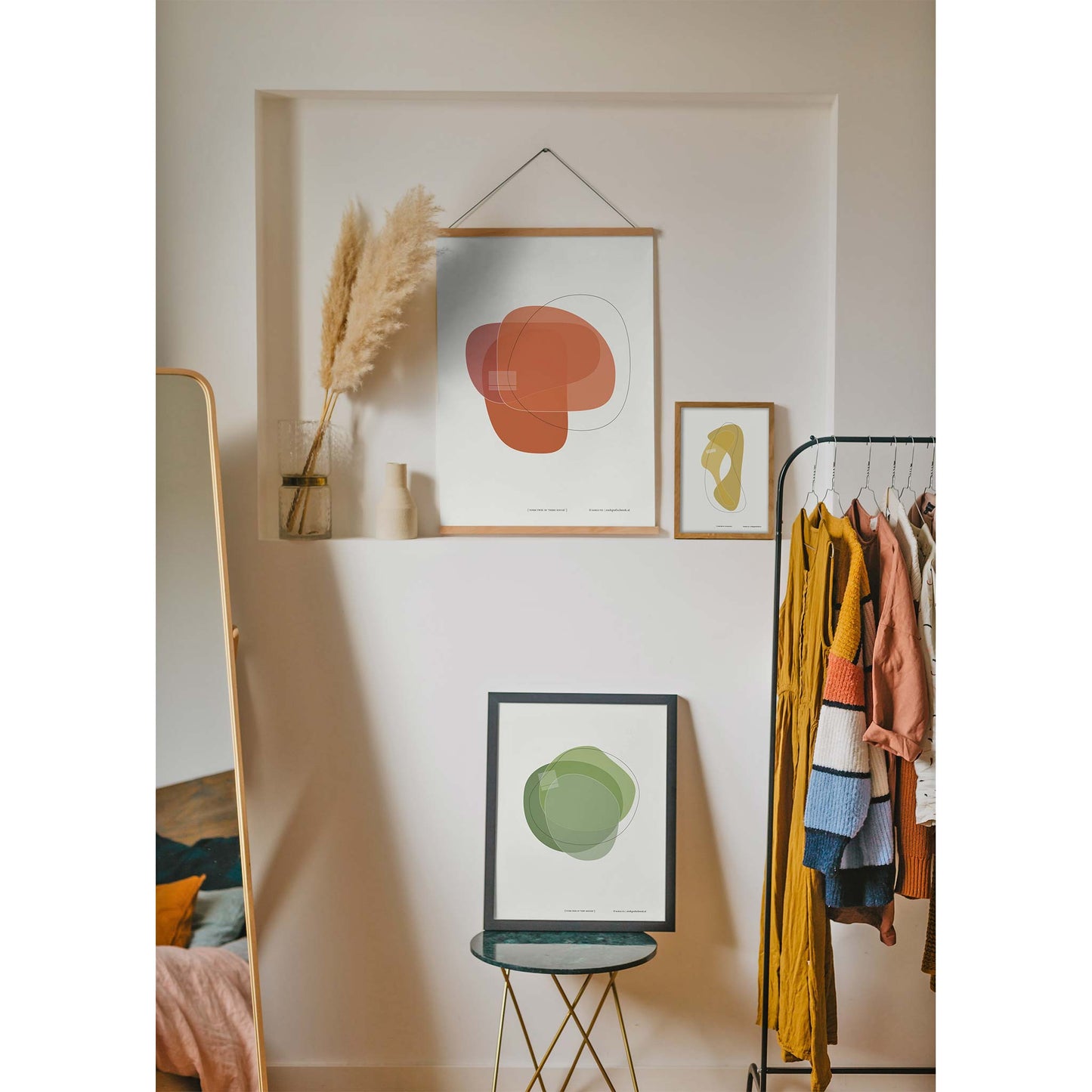 Productafbeelding, poster "vorm twee in terre rouge", foto impressie 3, met meerdere posters hangend in een interieur
