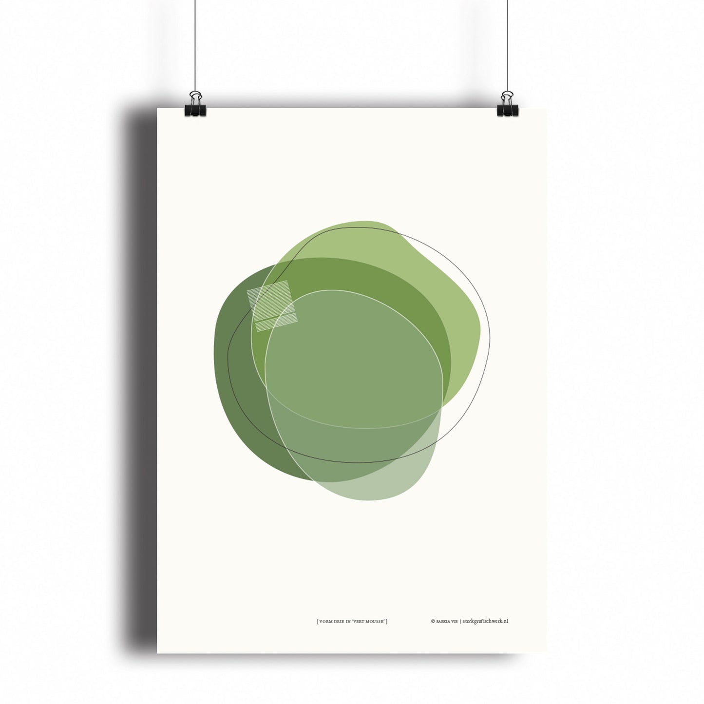 Productafbeelding, poster "vorm drie in vert mousse", hangend aan een witte wand, een overzichtsfoto