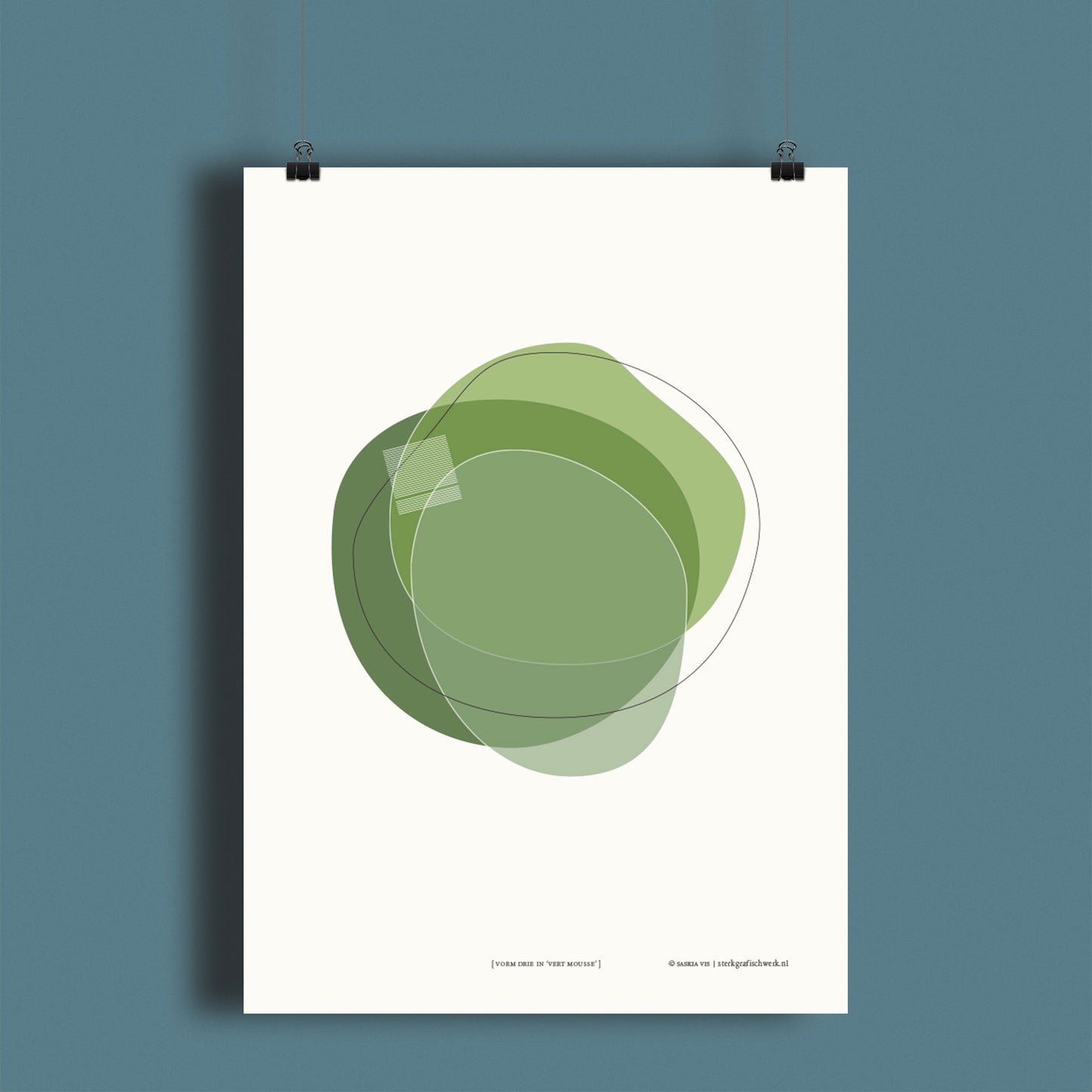 Productafbeelding, poster "vorm drie in vert mousse", hangend aan een donkerblauwe wand, een overzichtsfoto