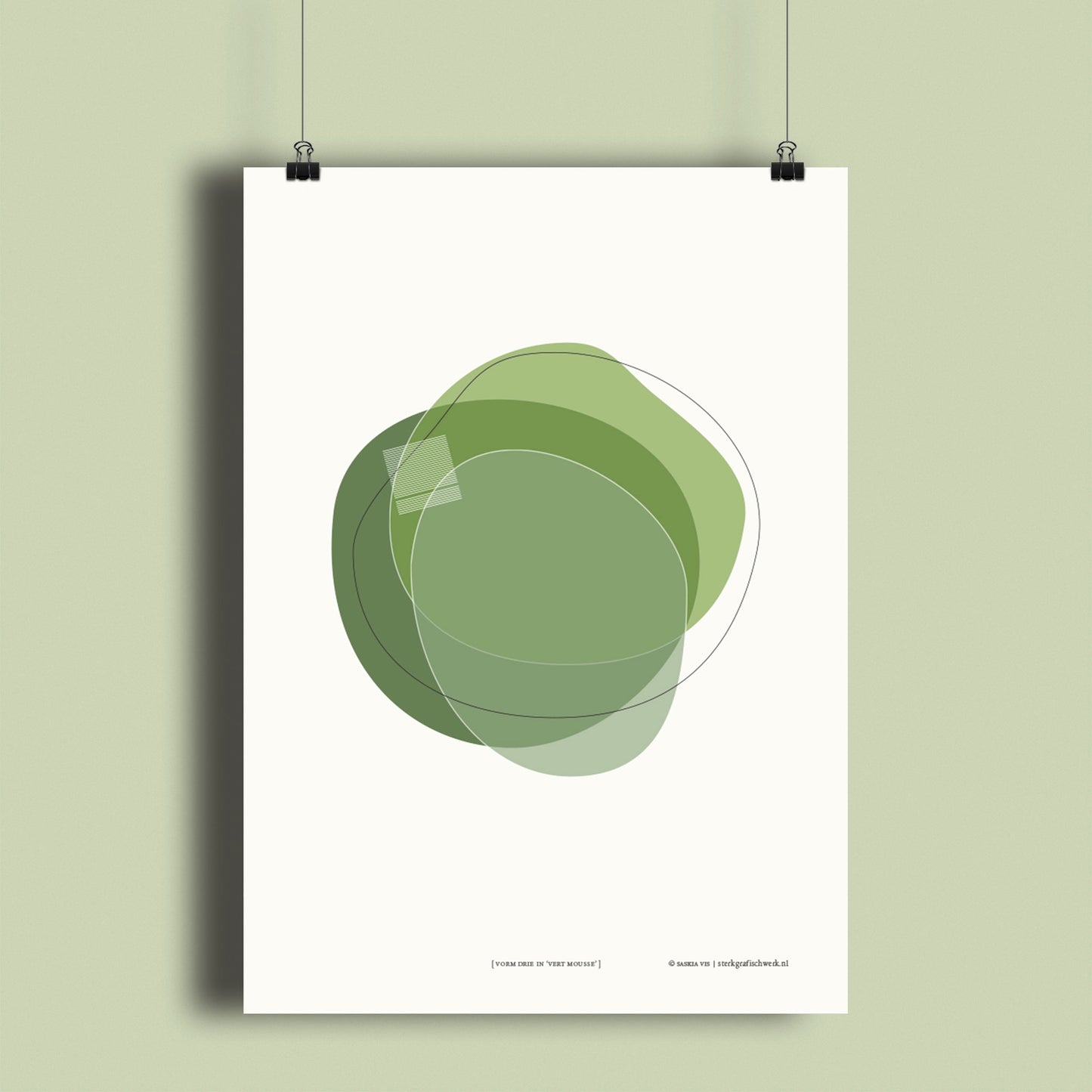 Productafbeelding, poster "vorm drie in vert mousse", hangend aan een lichtgroen gekleurde wand, een overzichtsfoto