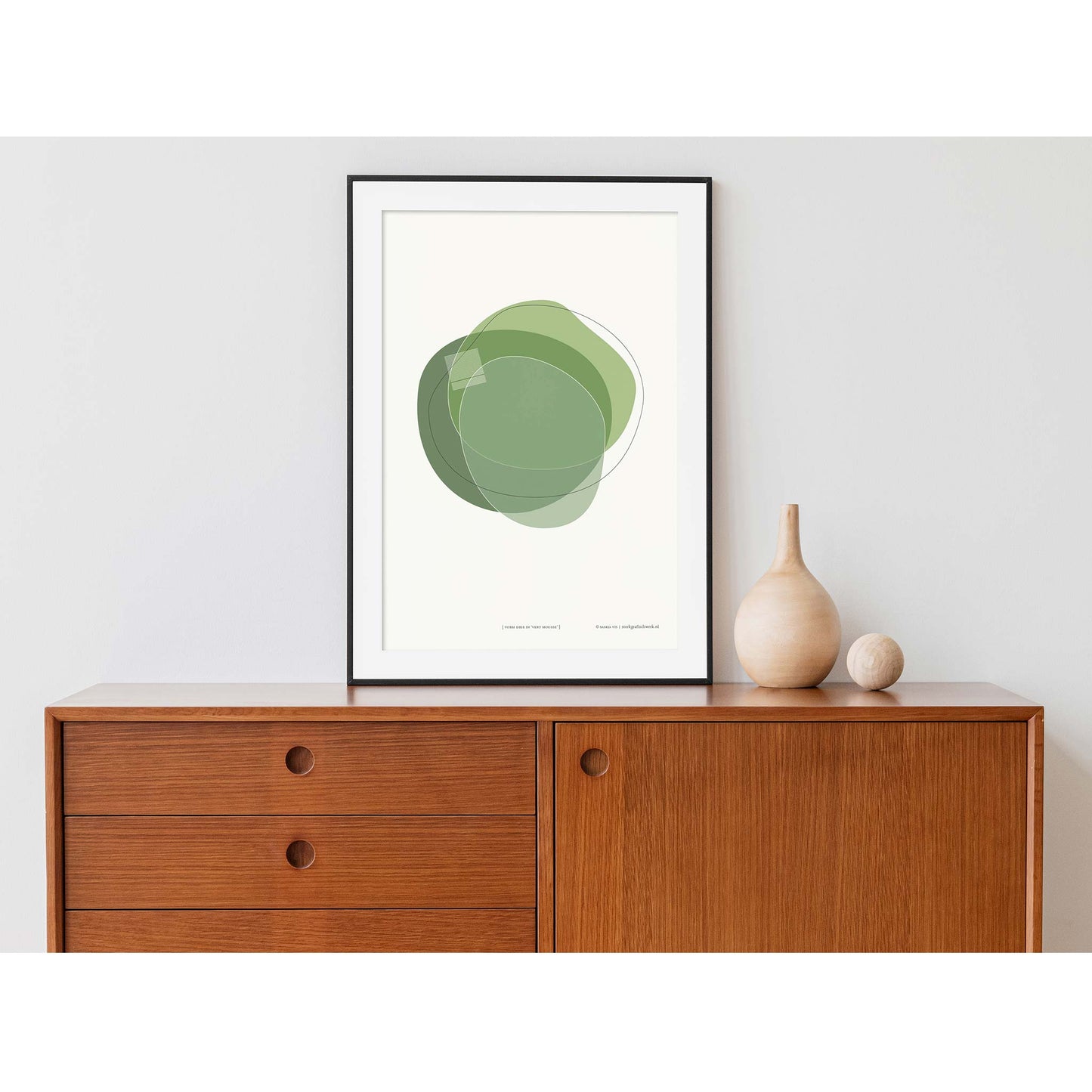 Productafbeelding, poster "vorm drie in vert mousse", foto impressie 3, ingelijst en staande op een kast met twee vaasjes