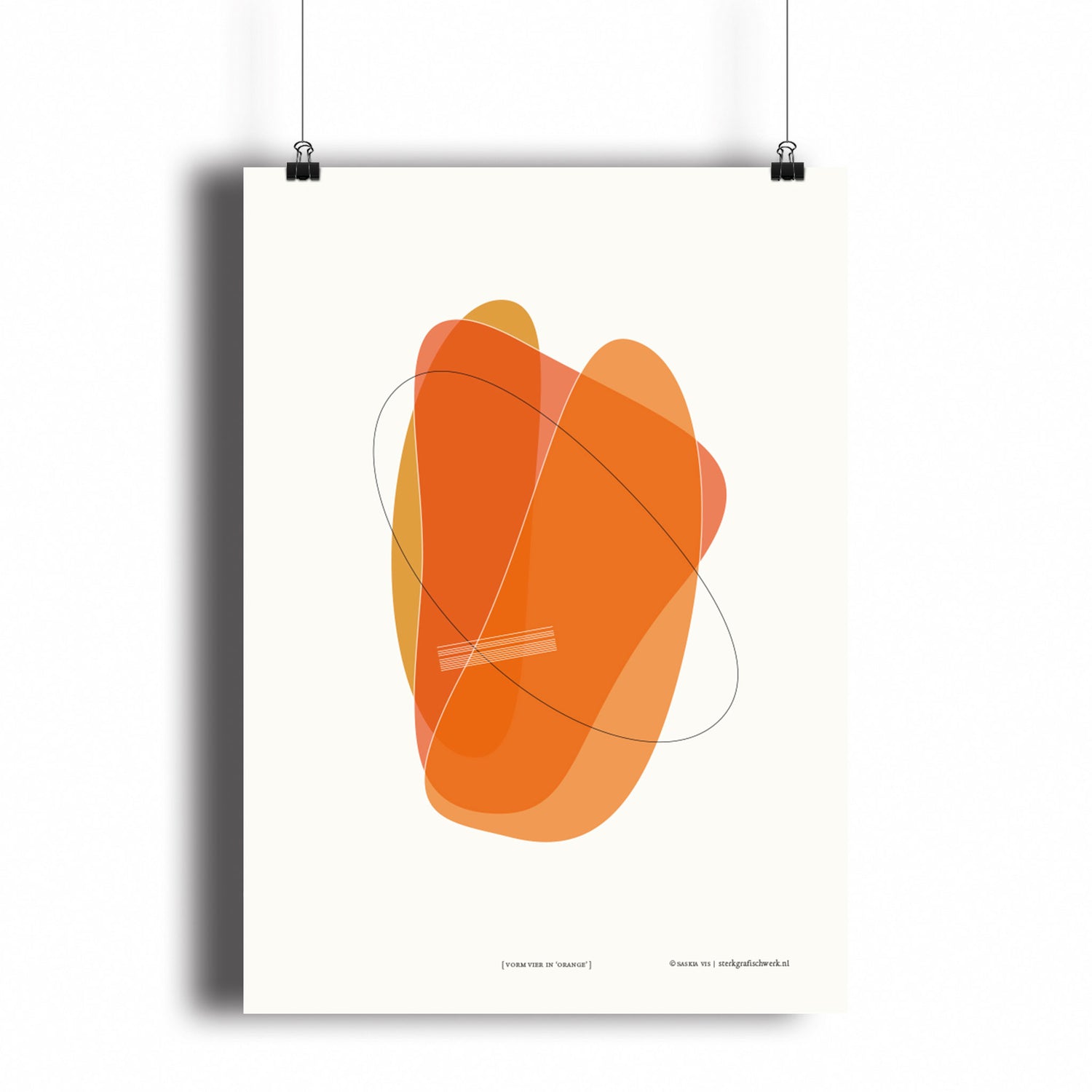 Productafbeelding, poster "vorm vier in orange", hangend aan een witte wand, een overzichtsfoto