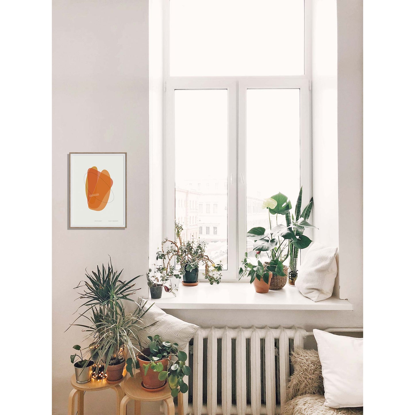 Productafbeelding, poster "vorm vier in orange", foto impresie 1, ingelijst hangend naast een raam in een interieur met planten
