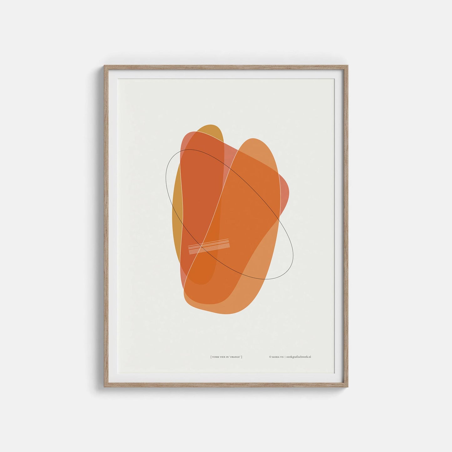 Productafbeelding, poster "vorm vier in orange", foto impressie 4, in een houten lijst hangend aan een witte muur