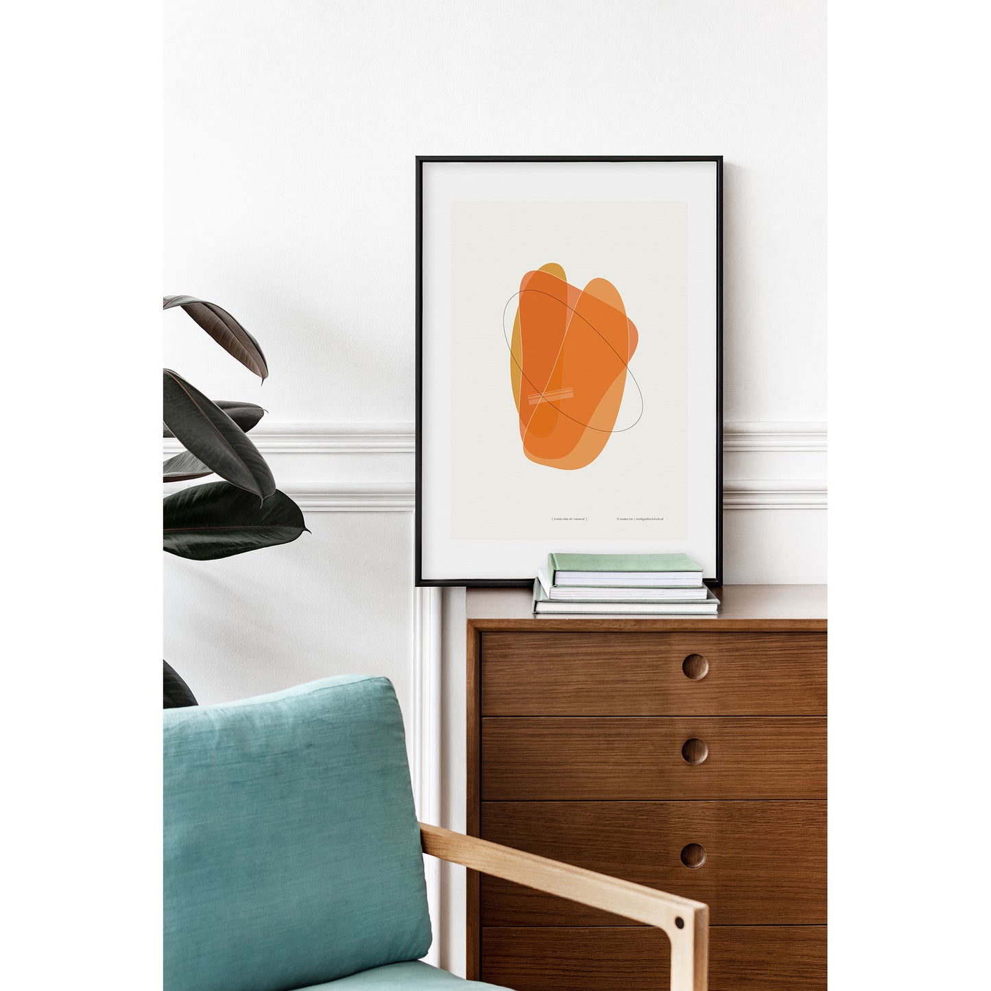 Productafbeelding, poster "vorm vier in orange", foto impressie 3, staande op een ladekast in een interieur ingelijst