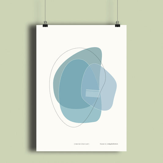 Productafbeelding, poster "vorm vijf in blue clair", hangend aan een lichtgroen gekleurde wand, een overzichtsfoto