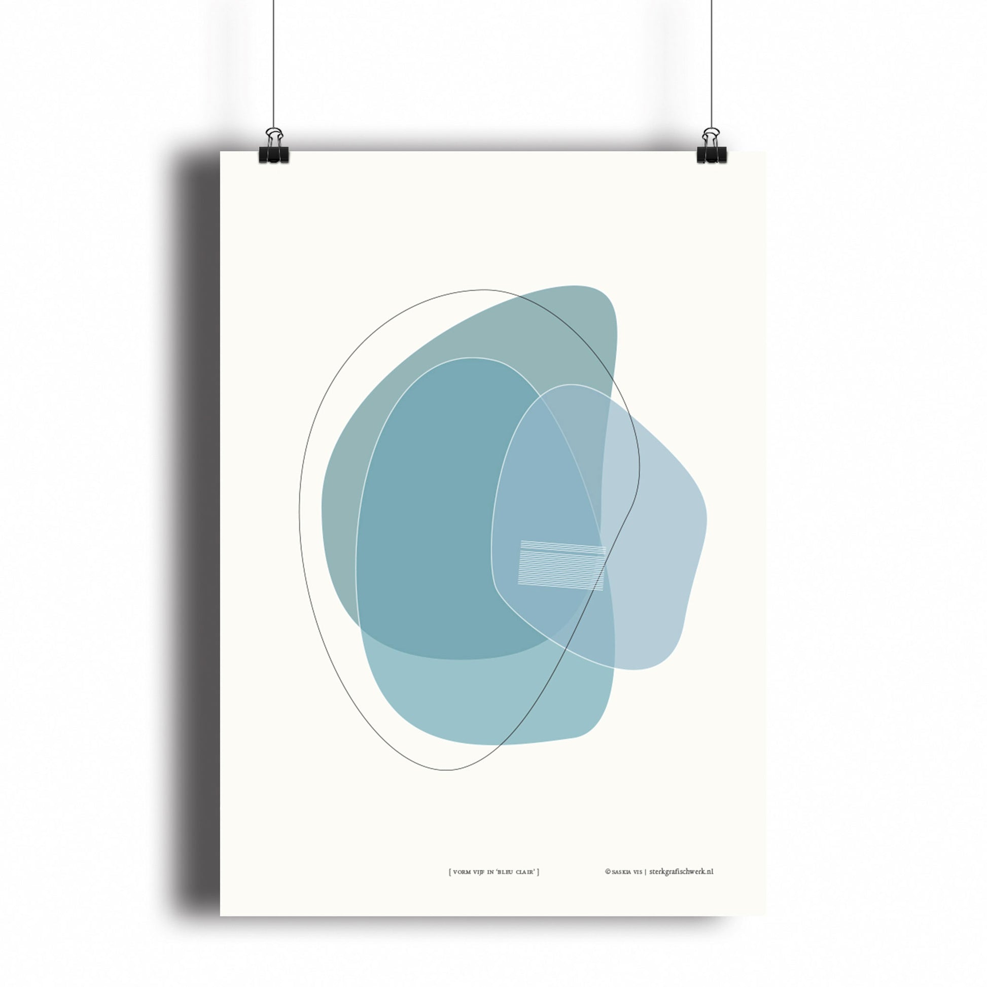 Productafbeelding, poster "vorm vijf in blue clair", hangend aan een witte wand, een overzichtsfoto