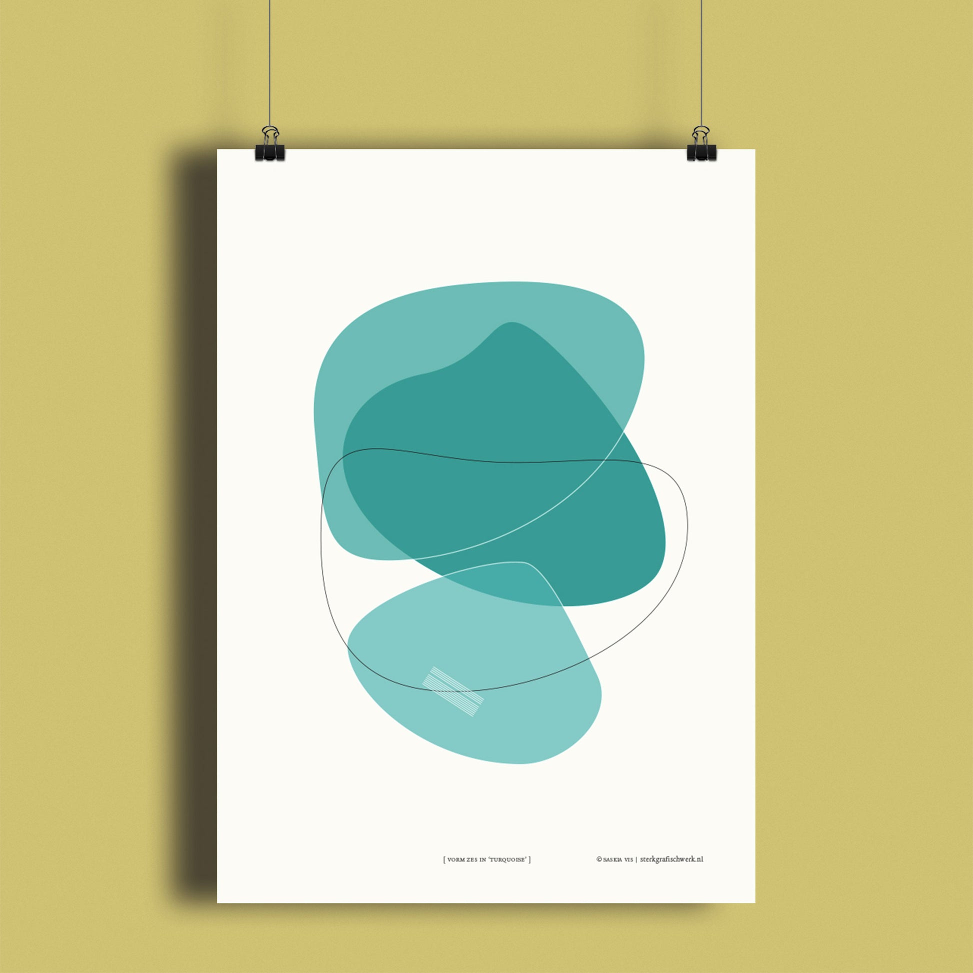 Productafbeelding, poster "vorm zes in turquoise", hangend aan een geel/groen gekleurde wand, een overzichtsfoto