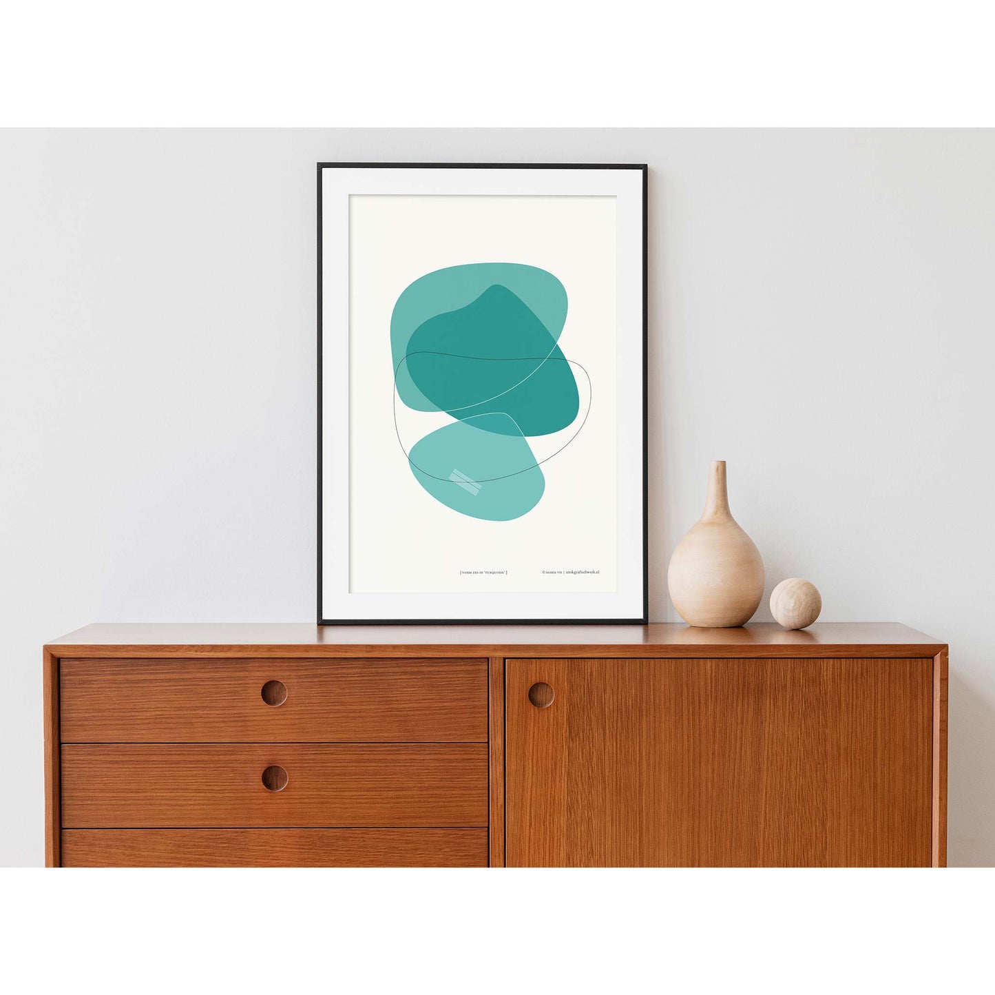 Productafbeelding, poster "vorm zes in turquoise", foto impressie 1, ingelijst staande op een ladenkast met twee vaasjes
