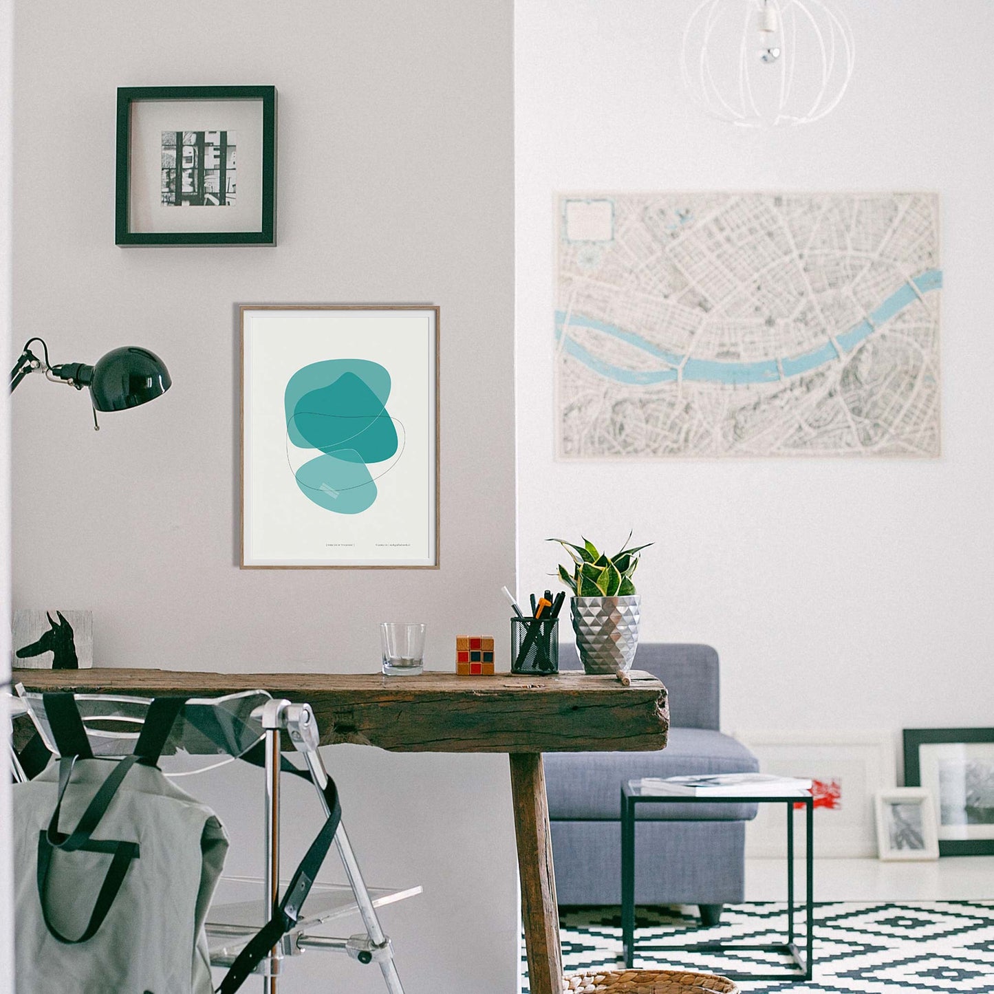 Productafbeelding, poster "vorm zes in turquoise", foto impressie 3, hangend in een interieur