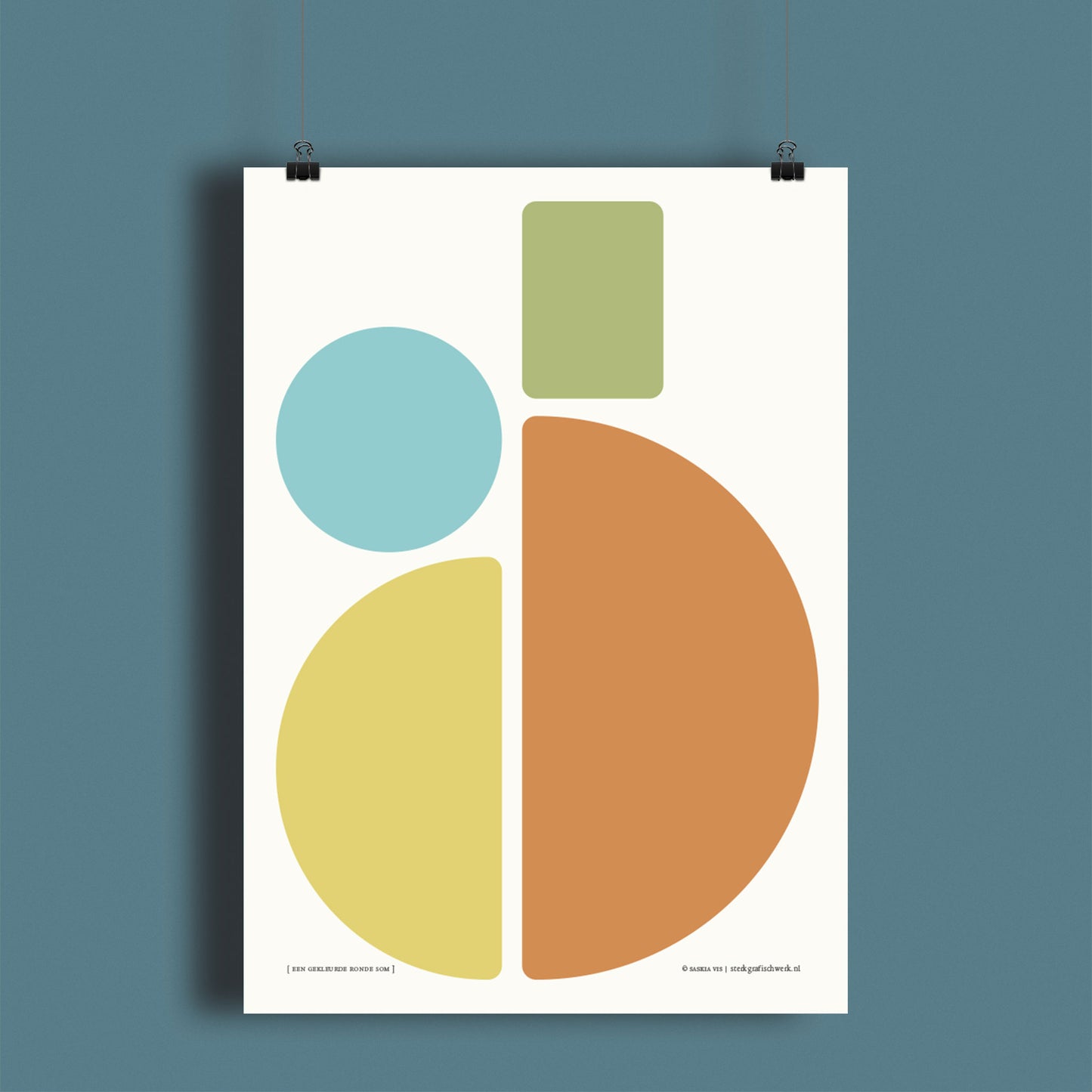 Productafbeelding, poster "een gekleurde ronde som", hangend aan een blauw gekleurde wand, een overzichtsfoto