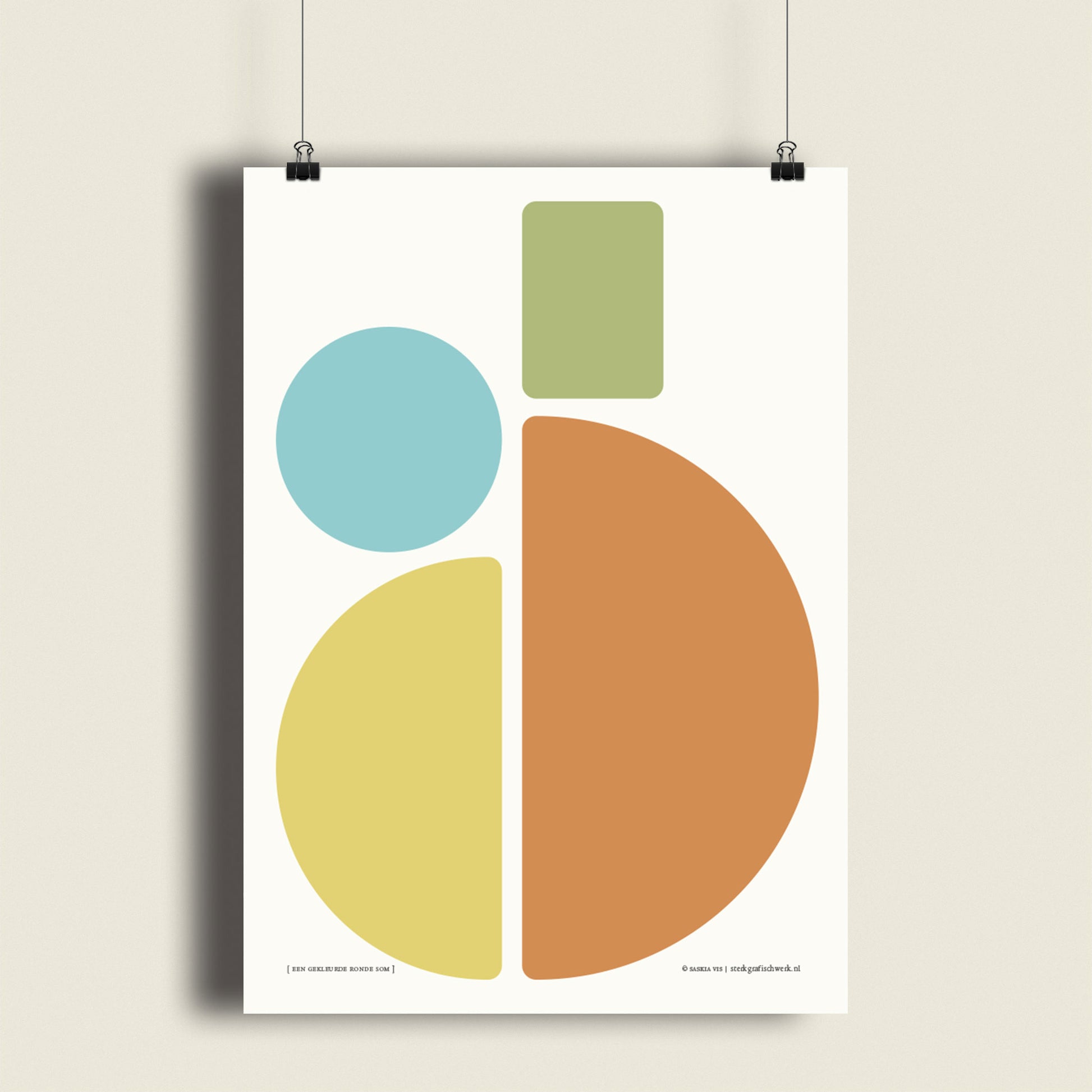 Productafbeelding, poster "een gekleurde ronde som", hangend aan een beige gekleurde wand, een overzichtsfoto