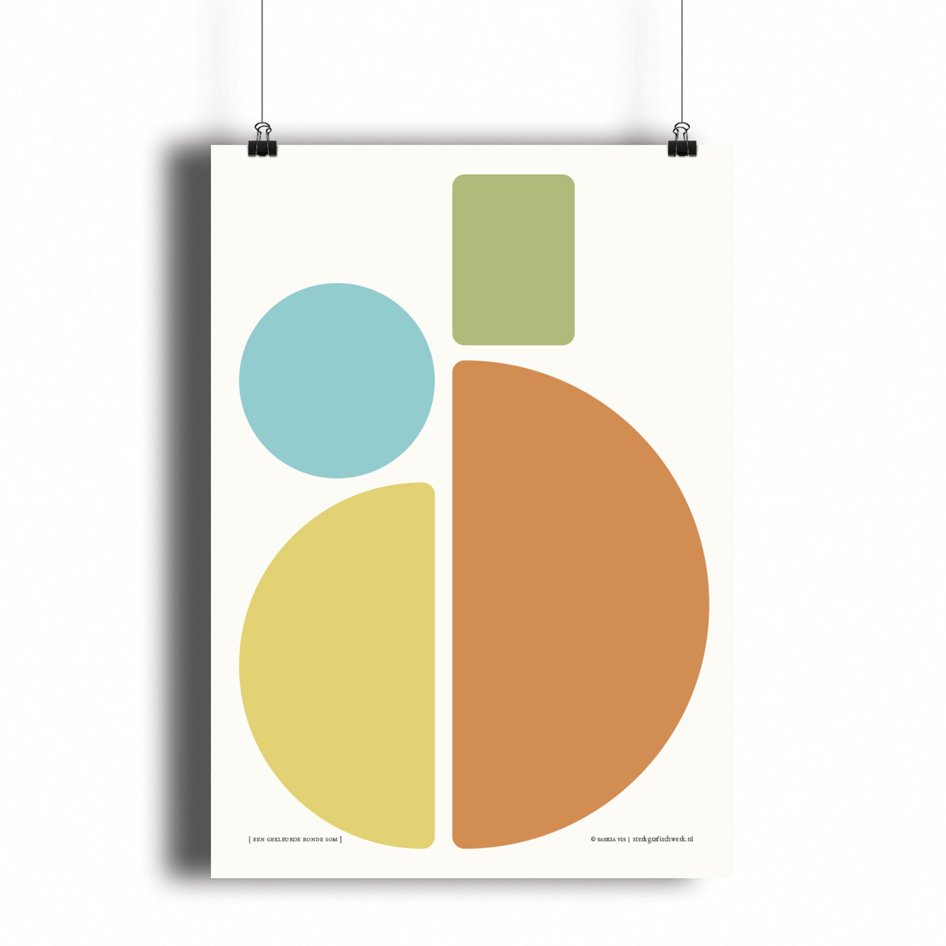 Productafbeelding, poster "een gekleurde ronde som", hangend aan een witte wand, een overzichtsfoto