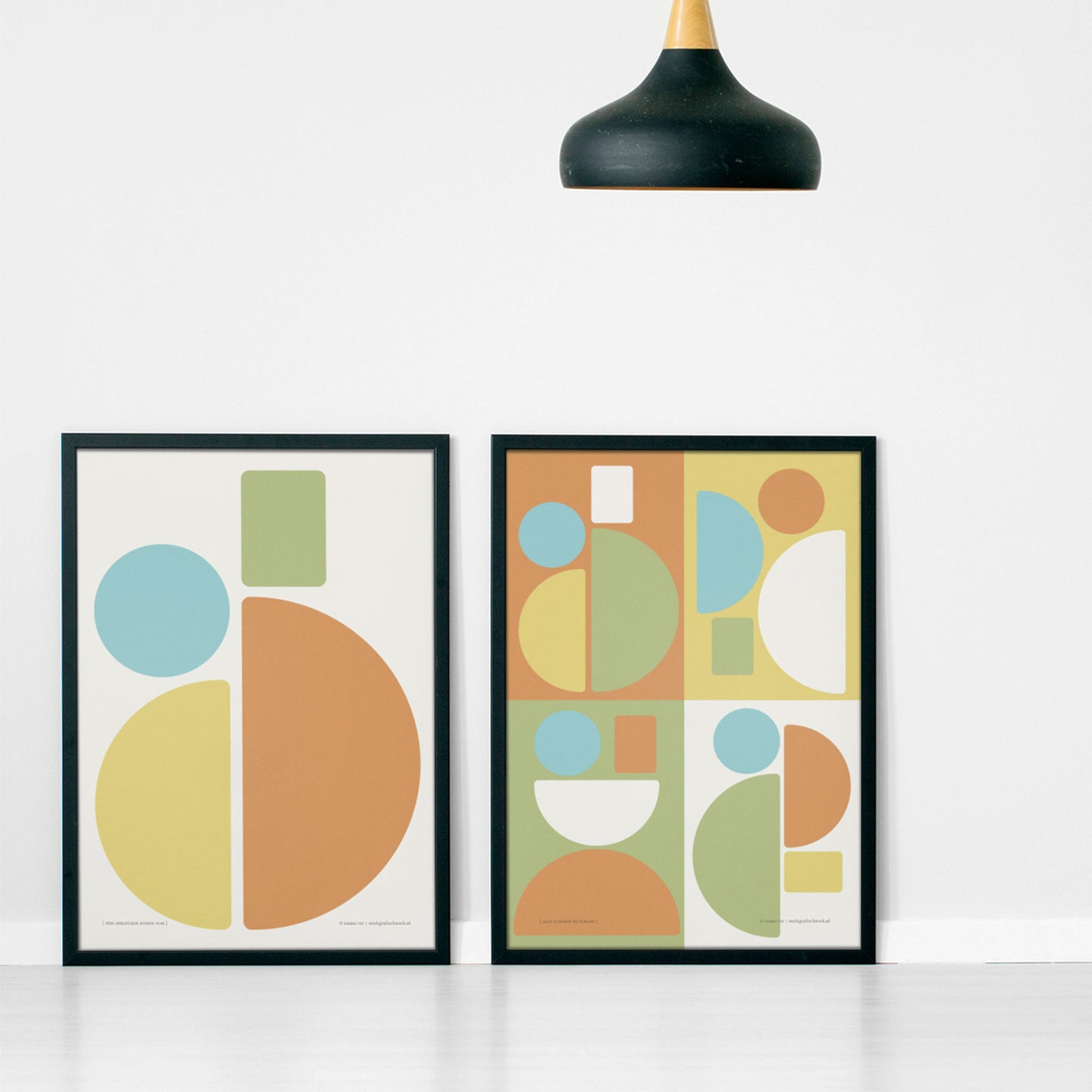Productafbeelding, poster "een gekleurde ronde som", foto impressie 1, samen met een andere poster ingelijst in een interieur