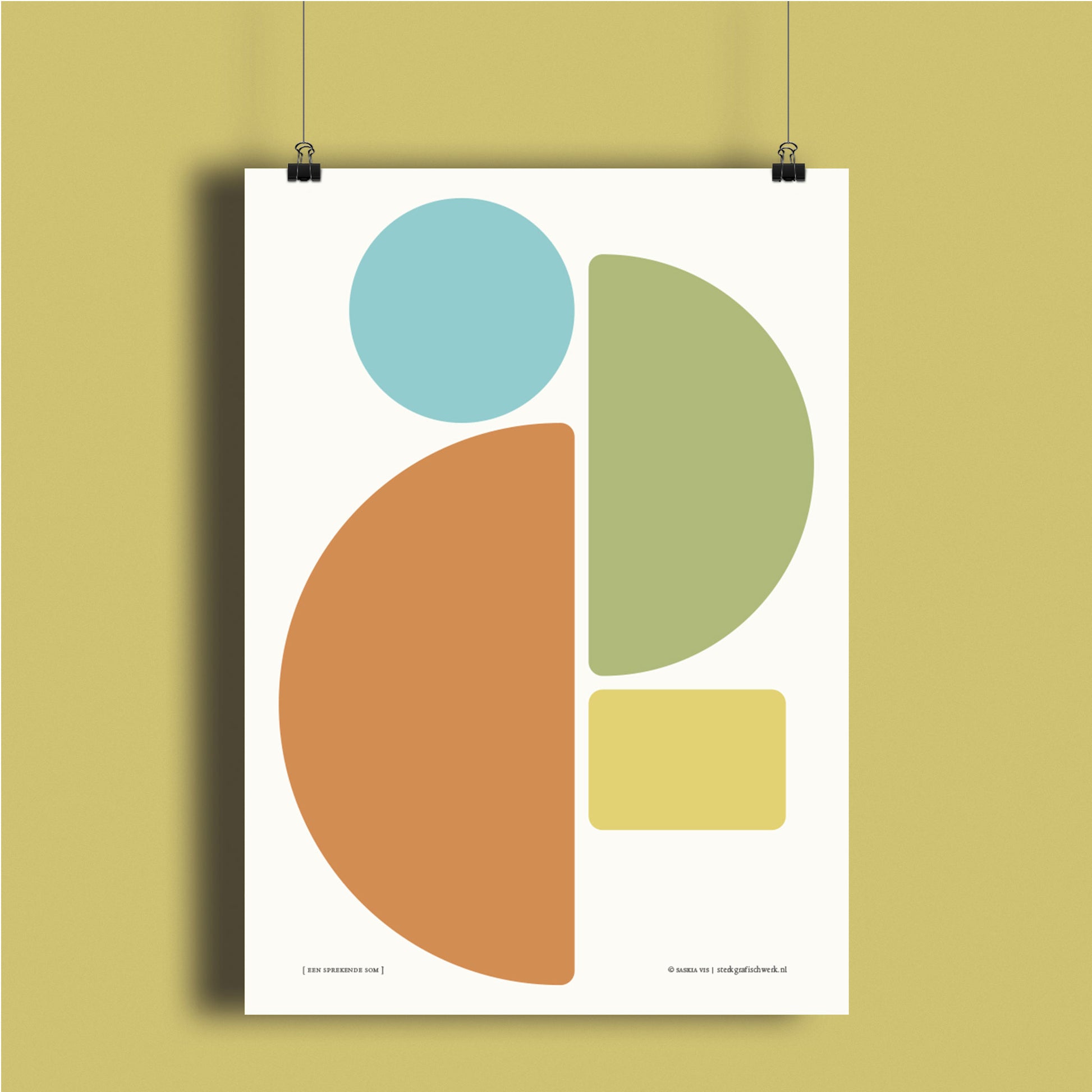 Productafbeelding, poster "een sprekende som", hangend aan een okergeel gekleurde wand, een overzichtsfoto