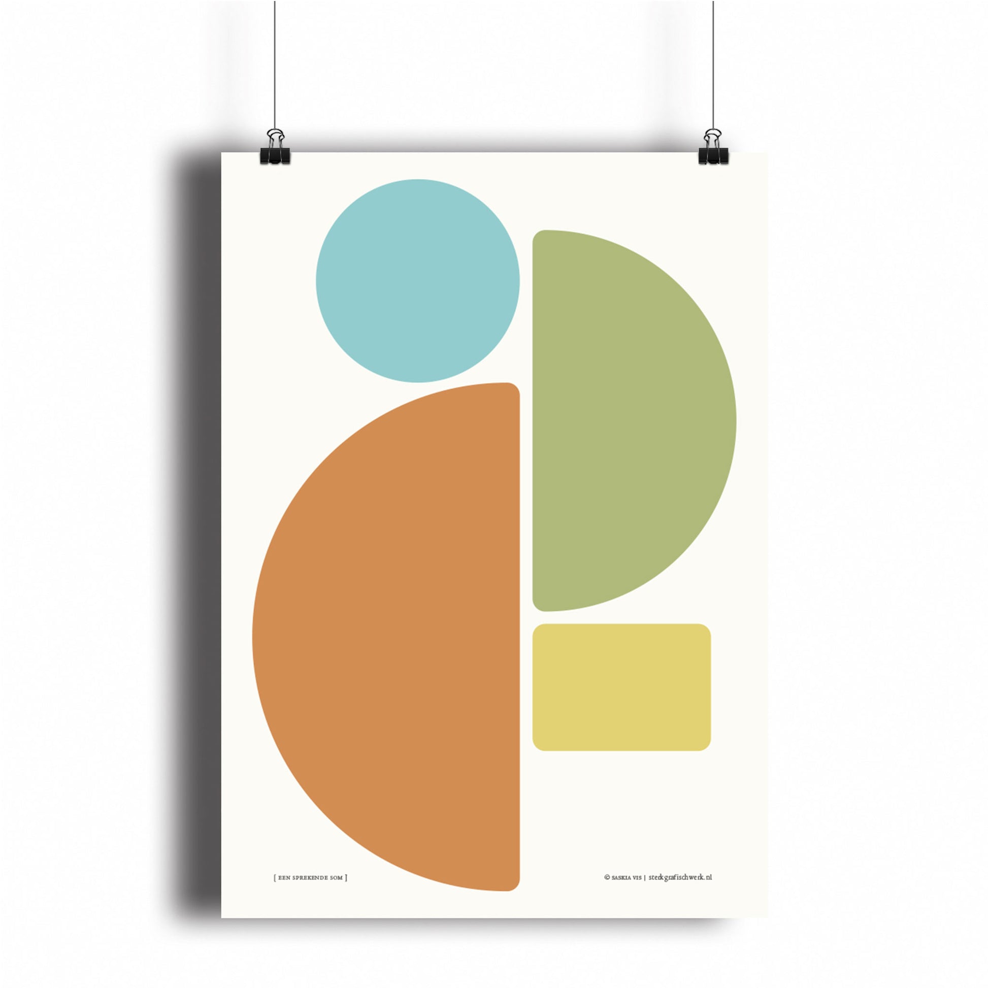 Productafbeelding, poster "een sprekende som", hangend aan een witte wand, een overzichtsfoto