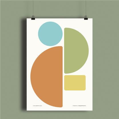 Productafbeelding, poster "een sprekende som", hangend aan een warm groen gekleurde wand, een overzichtsfoto