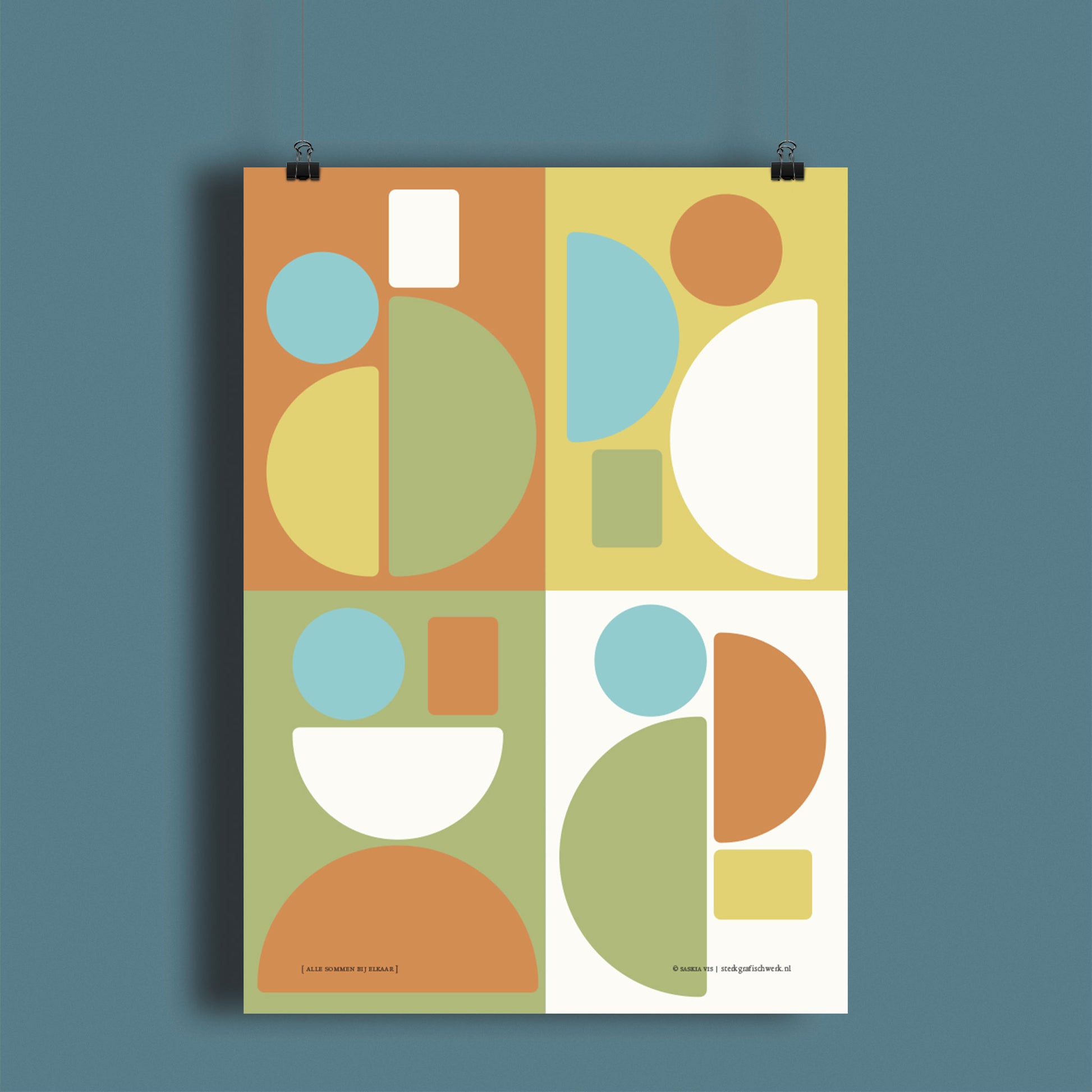 Productafbeelding, poster "alle sommen bij elkaar", hangend aan een donkerblauw gekleurde wand, een overzichtsfoto