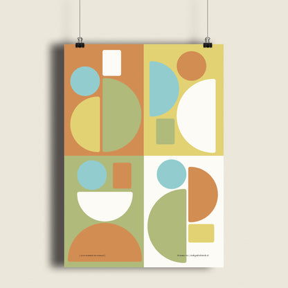 Productafbeelding, poster "alle sommen bij elkaar", hangend aan een beige gekleurde wand, een overzichtsfoto