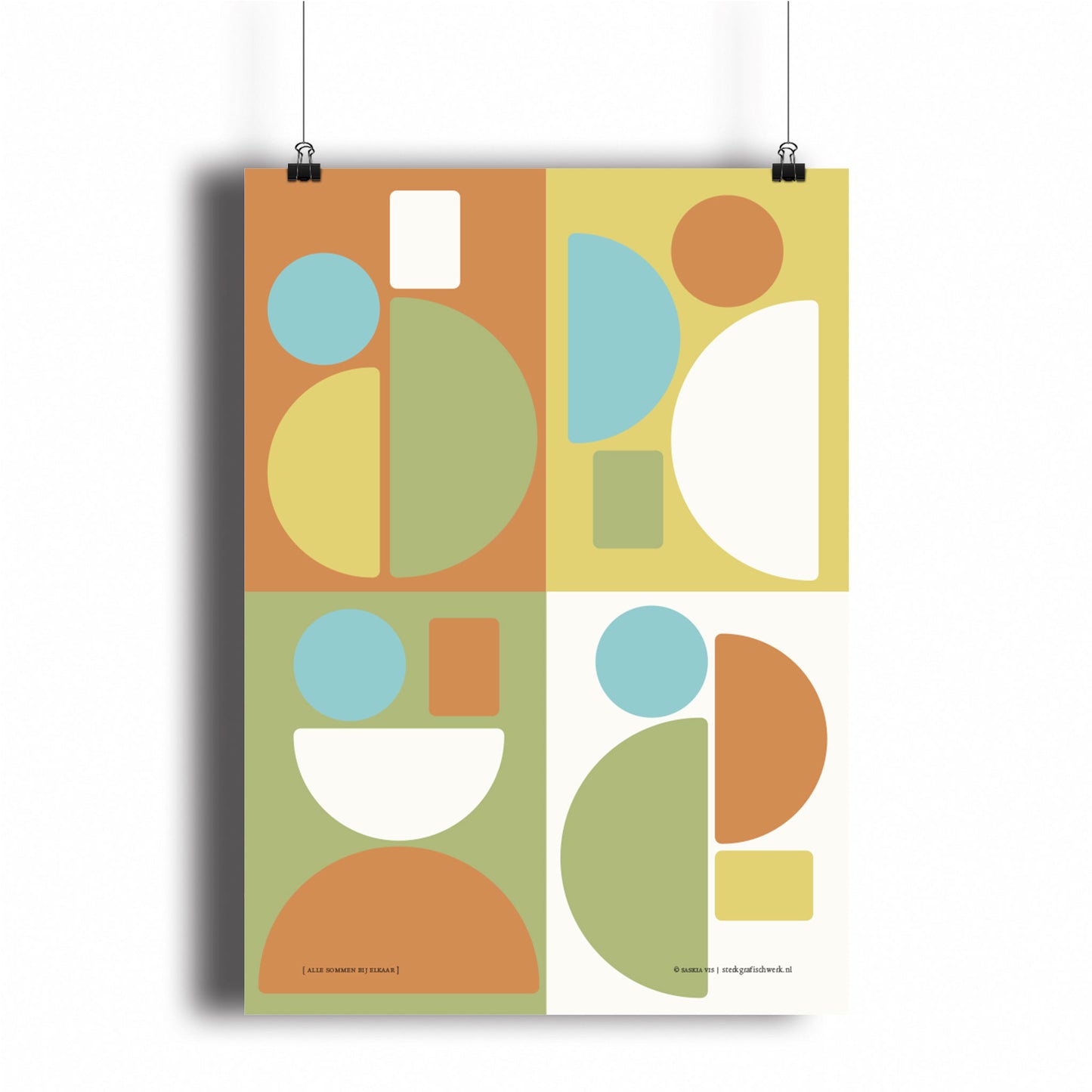 Productafbeelding, poster "alle sommen bij elkaar", hangend aan een witte wand, een overzichtsfoto
