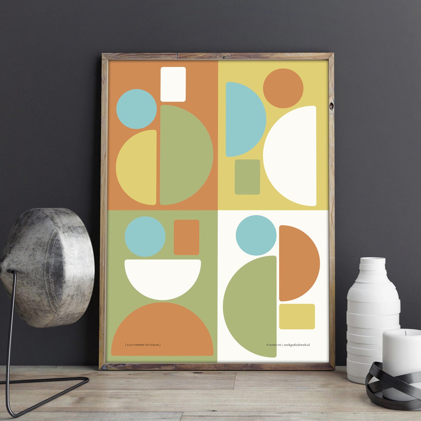 Productafbeelding, poster "alle sommen bij elkaar", foto impressie 2, ingelijst staande gepresenteerd met decoratieve elementen