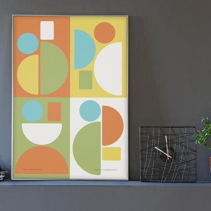 Productafbeelding, poster "alle sommen bij elkaar", foto impressie 4, ingelijst staande op een plank aan een wand