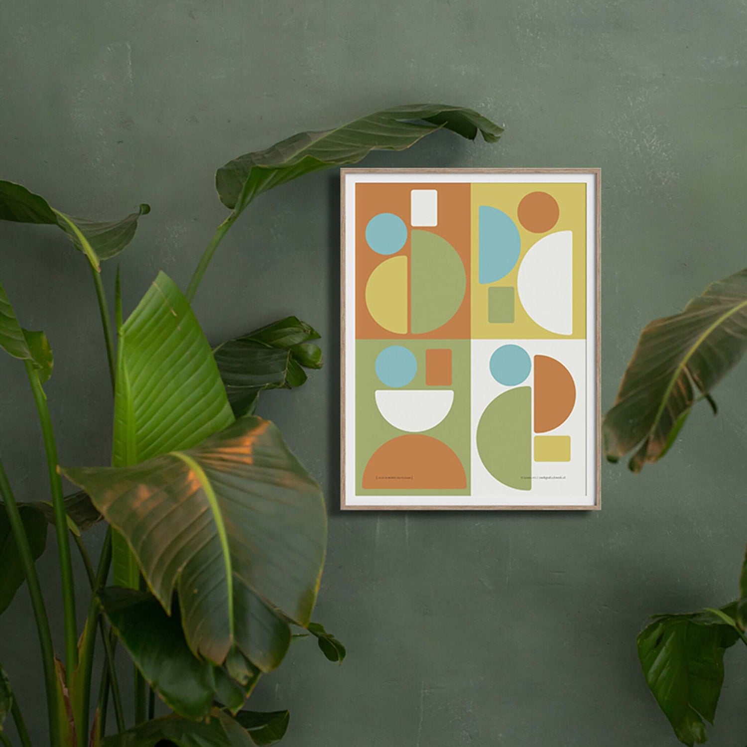 Productafbeelding, poster "alle sommen bij elkaar", foto impressie 1, hangend aan een groen gekleurde wand met planten