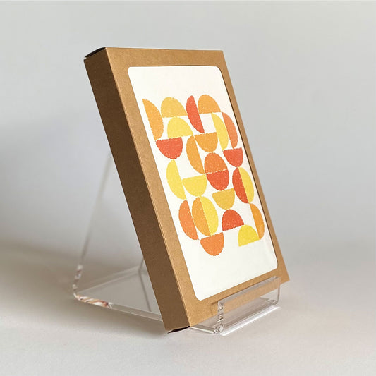 Productafbeelding, wenskaart "ronde kleuren naar sienna oker", de voorzijde met een envelop