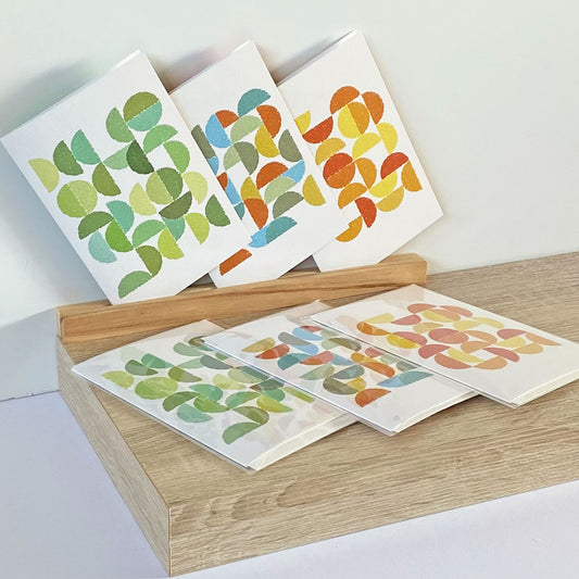 Productafbeelding, foto wenskaarten set 'ronde kleuren' 6 stuks in verpakking, de gehele set uitgestald op een presentatieplank