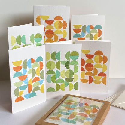 Productafbeelding, foto wenskaarten set 'ronde kleuren' 6 stuks, een presentatie van alle kaarten met de enveloppen en het verpakkingsdoosje