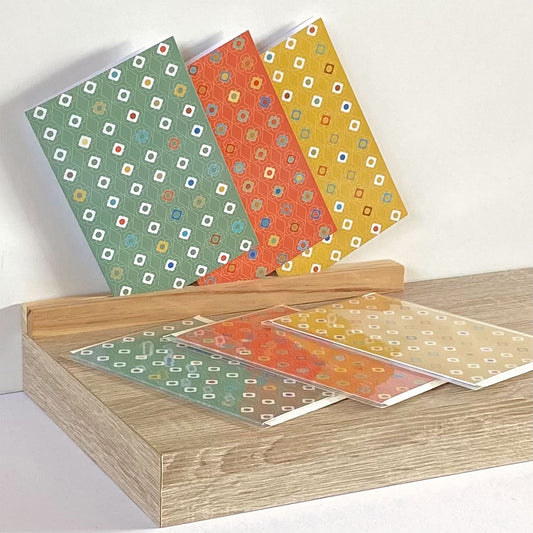 Productafbeelding, foto wenskaarten set "kleur carrousel' 6 stuks in verpakking, de gehele set uitgestald op een presentatieplank