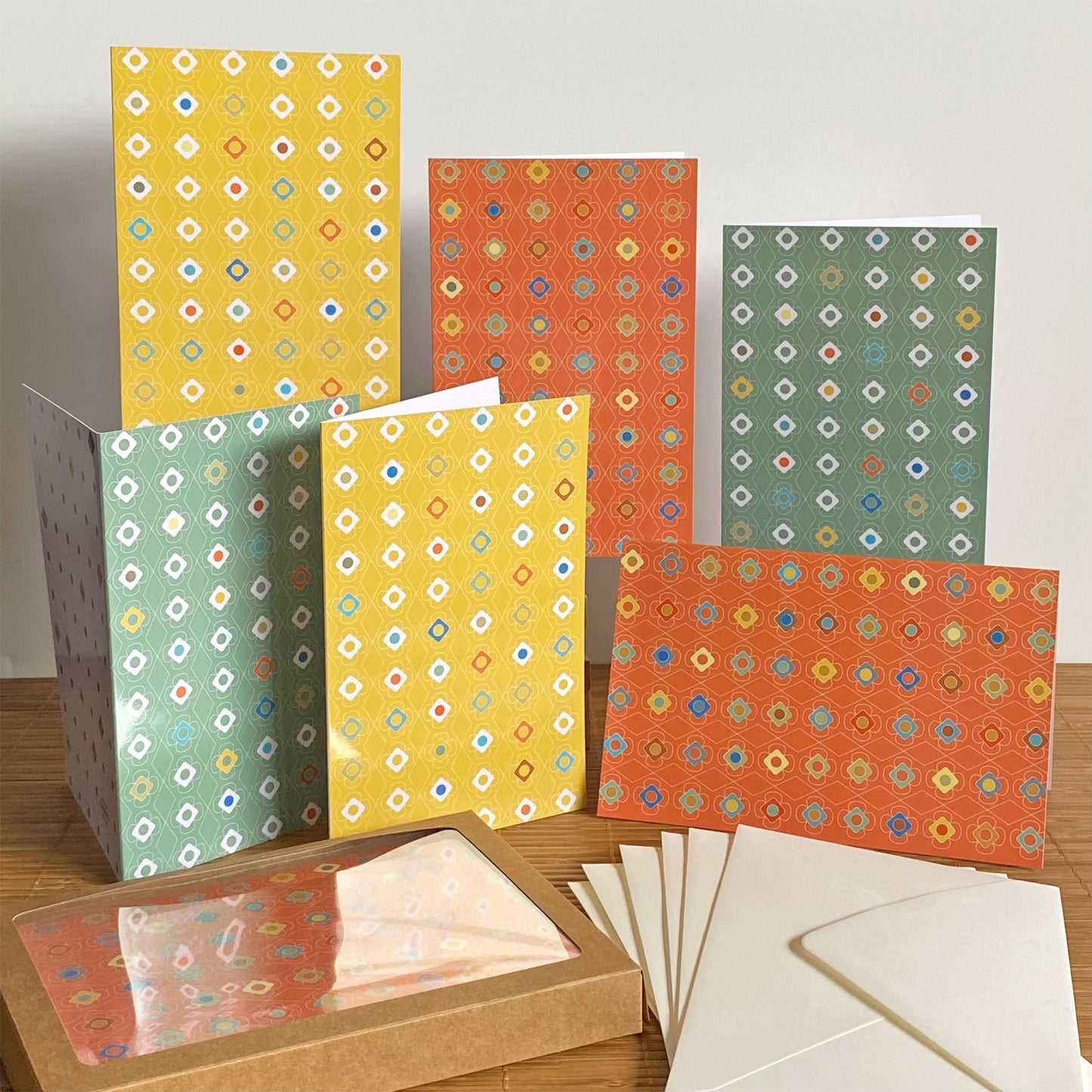 Productafbeelding, foto wenskaarten set 'kleur carrousel' 6 stuks, een presentatie van alle kaarten met de enveloppen en het verpakkingsdoosje