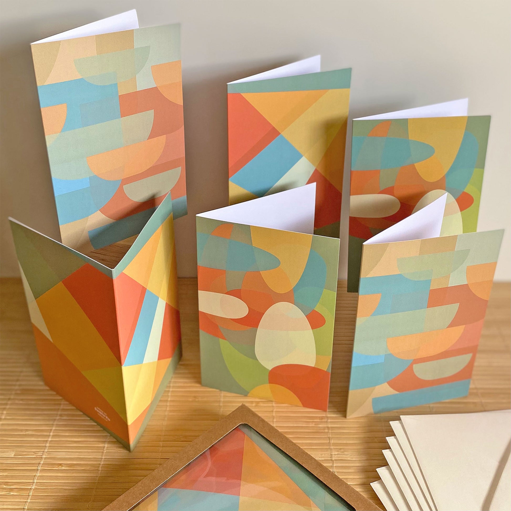 Productafbeelding, foto wenskaarten set 'vorm mozaïek' 6 stuks, een presentatie van alle kaarten met de enveloppen en het verpakkingsdoosje