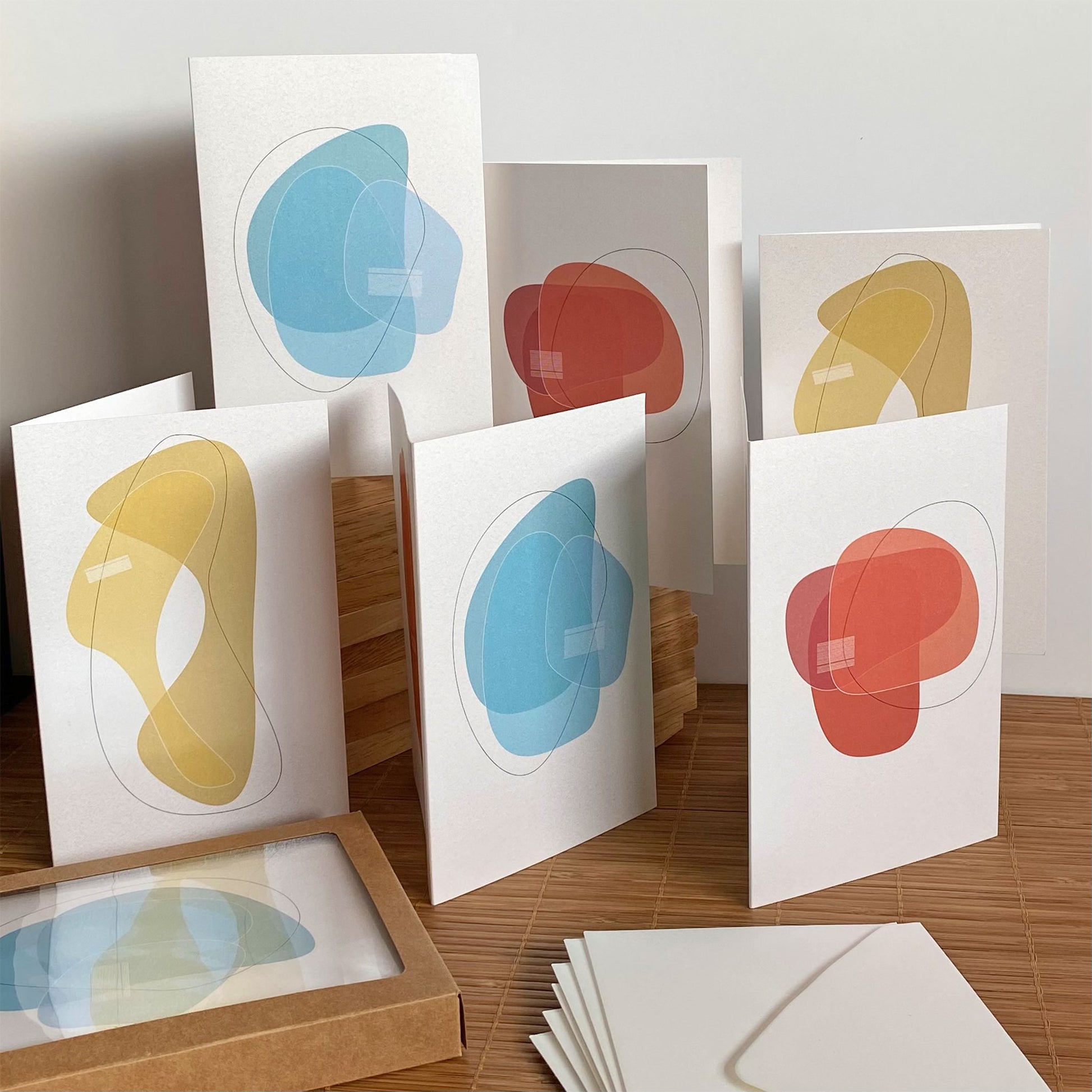 Productafbeelding, foto wenskaarten set 'wensen in vorm' 6 stuks, een presentatie van alle kaarten met de enveloppen en het verpakkingsdoosje