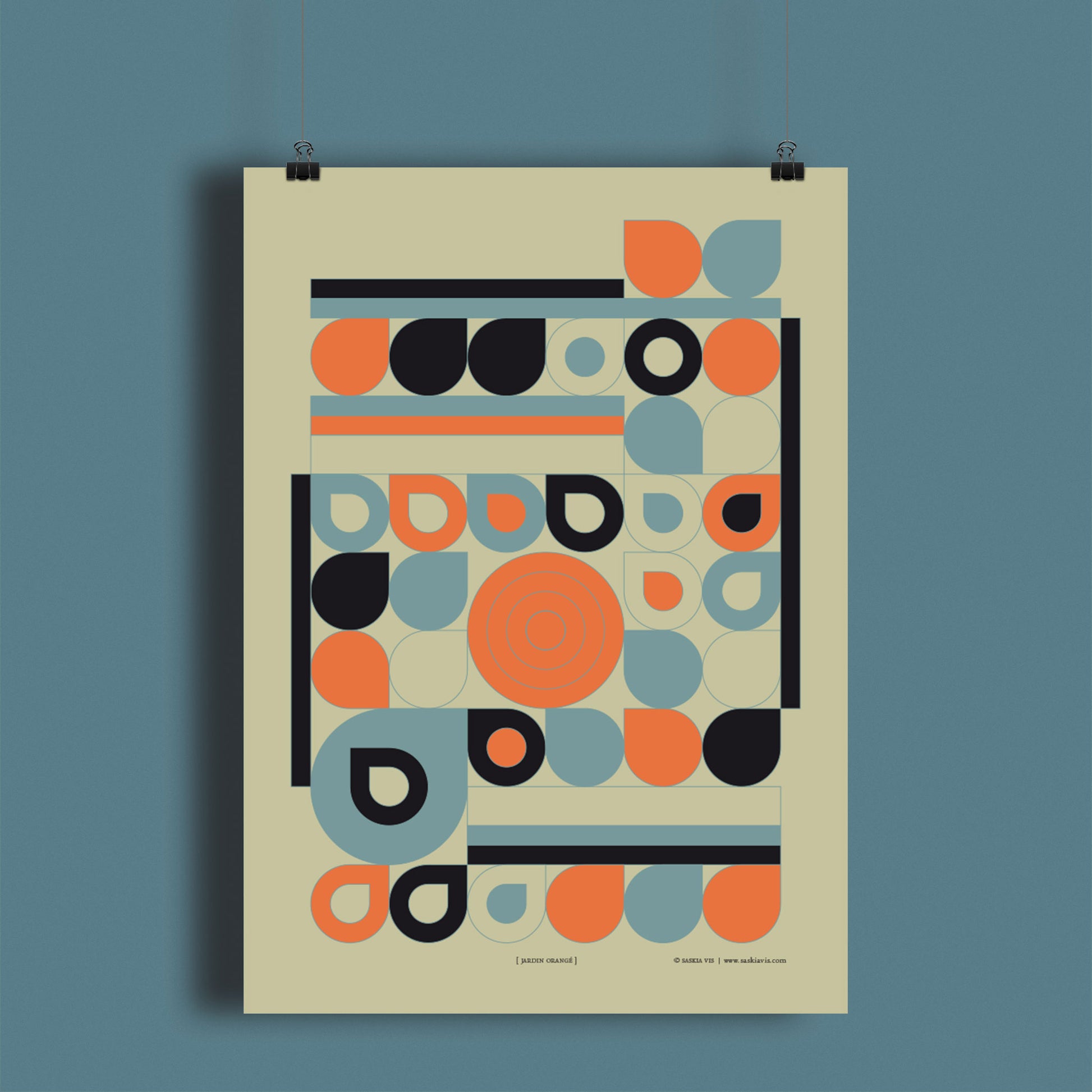 Productafbeelding poster "jardin orange" hangend aan een blauw gekleurde wand, een overzicht foto