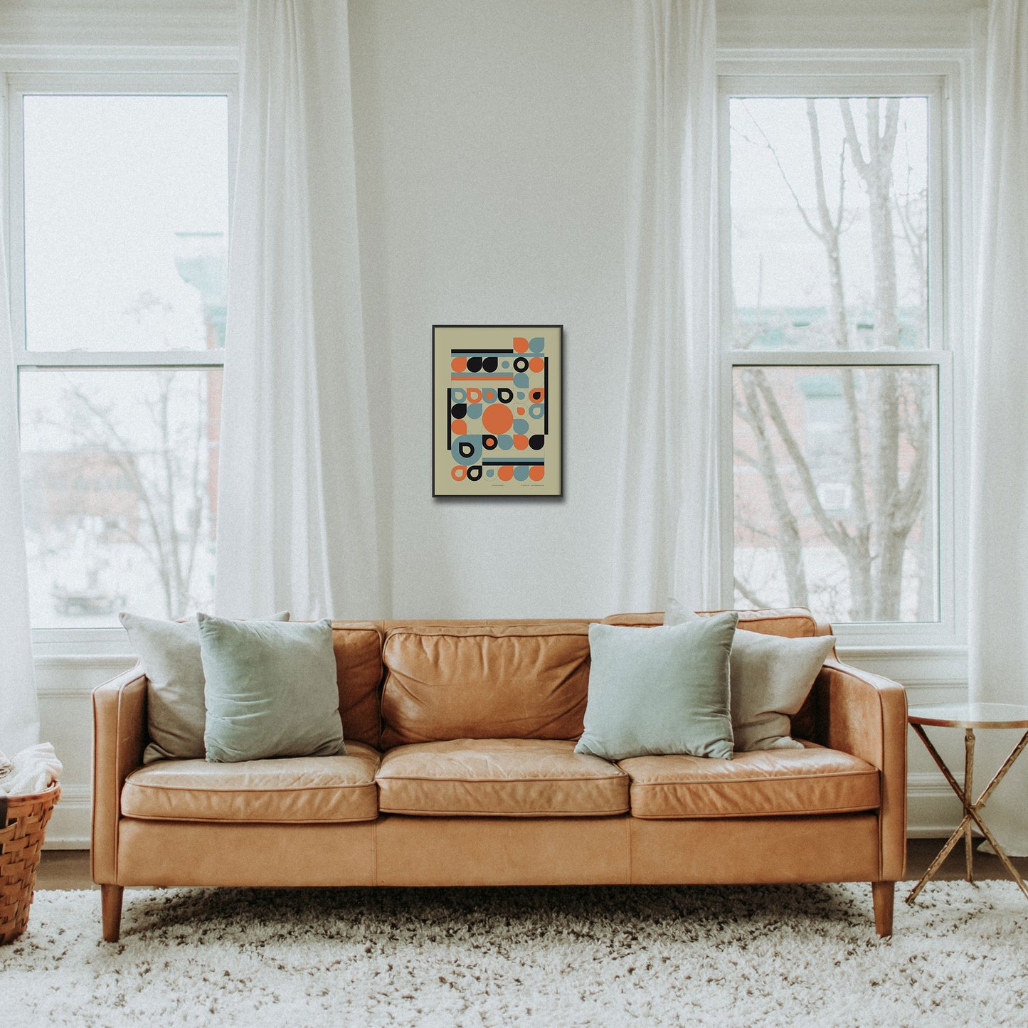 Productafbeelding, poster "jardin orange", foto impressie 4, ingelijst hangend in een interieur tussen twee ramen boven een bank 