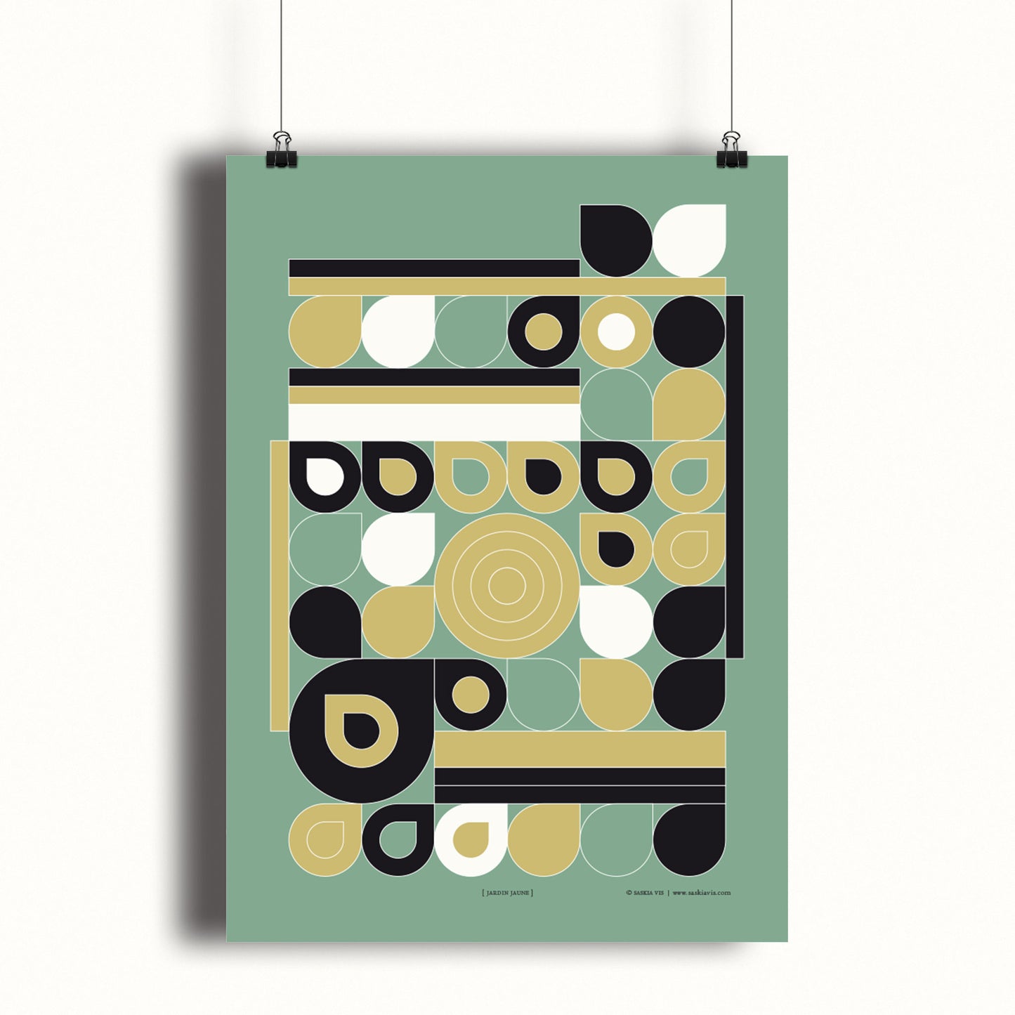 Productafbeelding poster "jardin jaune" hangend aan een creme gekleurde wand, een overzicht foto