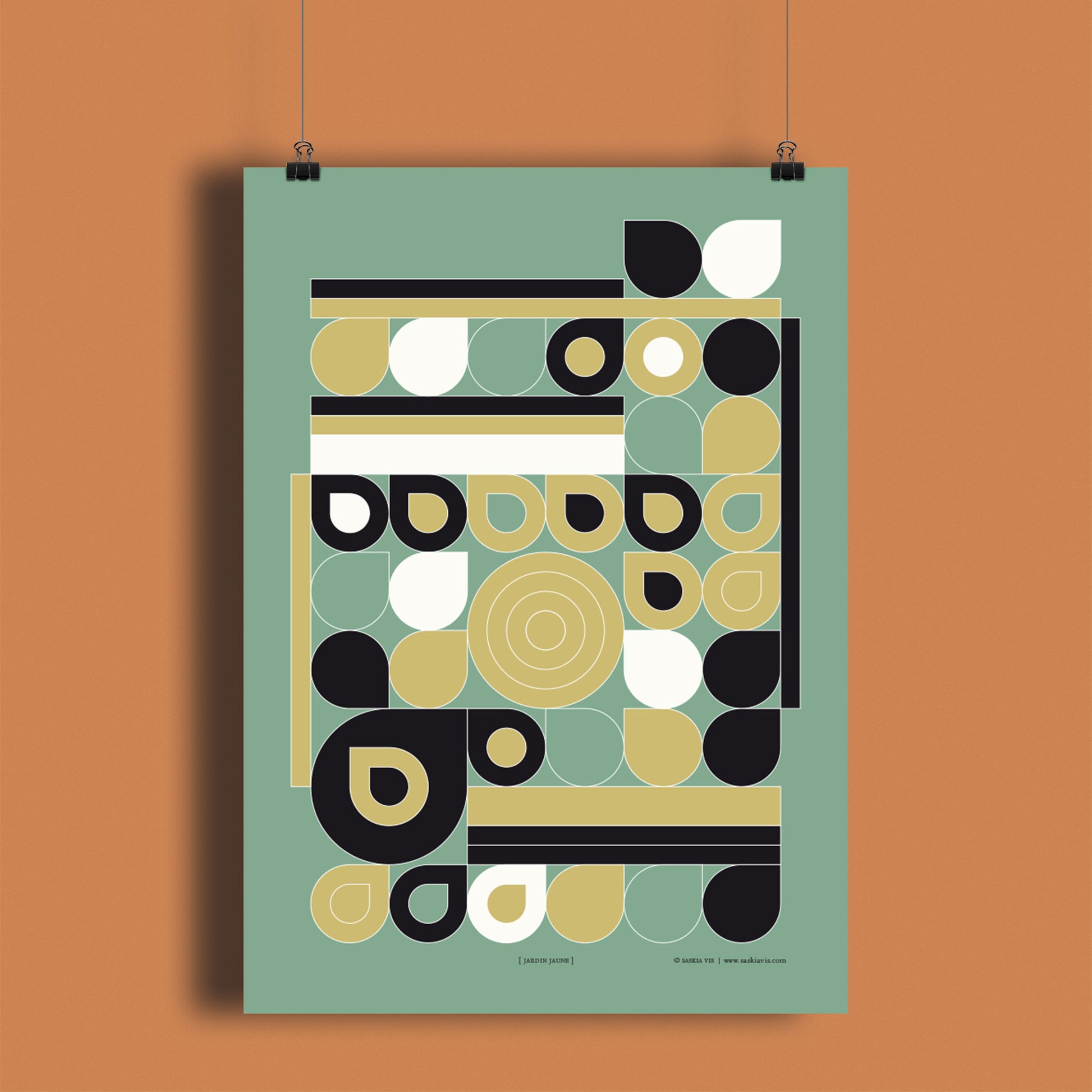 Productafbeelding poster "jardin jaune" hangend aan een warm oranje gekleurde wand, een overzicht foto