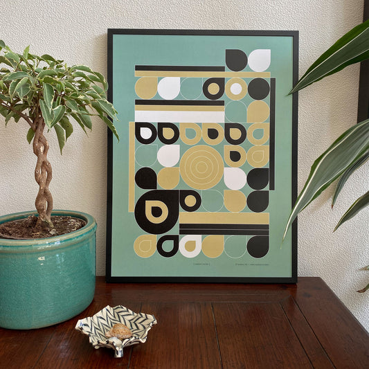 Productafbeelding poster "jardin jaune" 3de impressie foto ingelijst, staande op een site-table met plant en decoratie