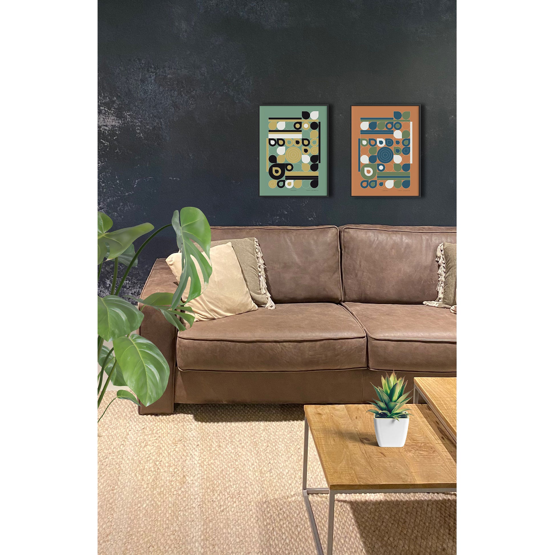 Productafbeelding poster "jardin jaune" en "jardin bleu" 5de impressie foto ingelijst, samen hangend boven een bank in een interieur