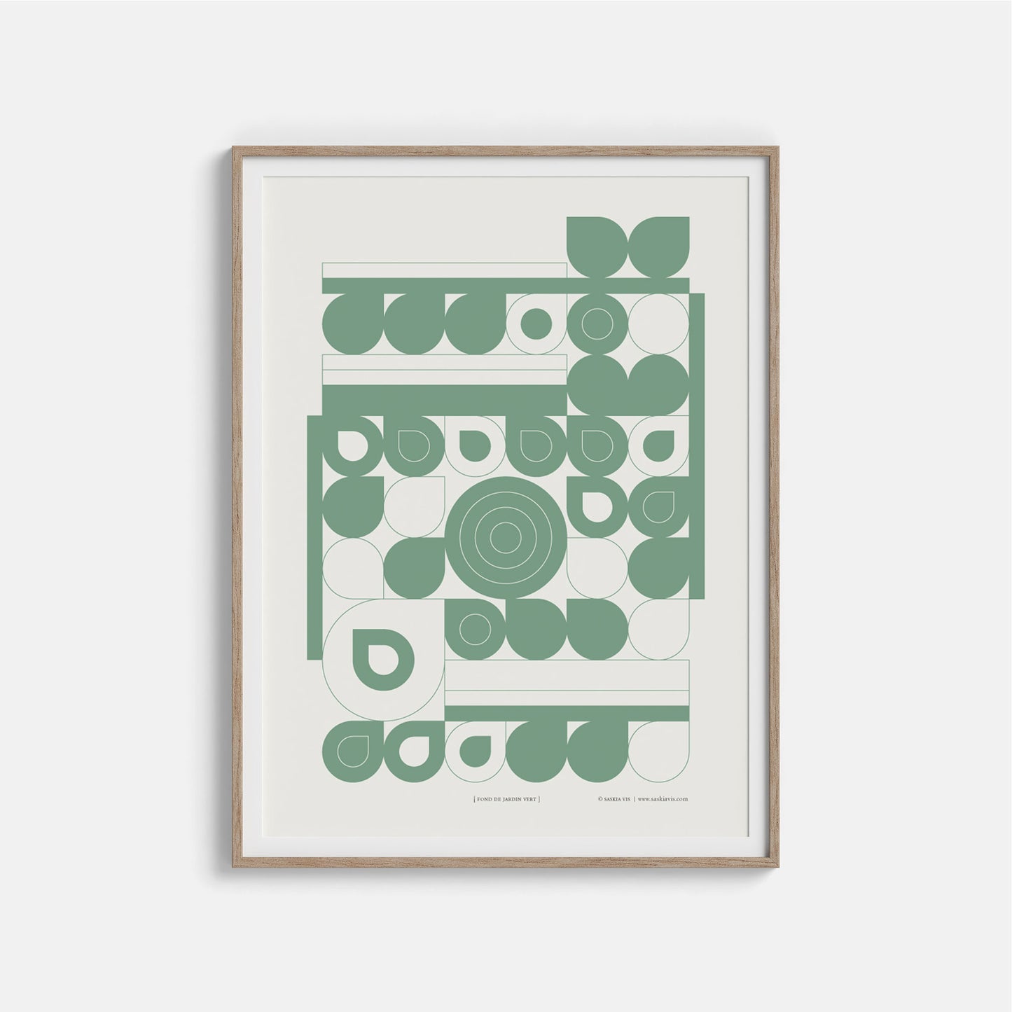 Productafbeelding poster "fond de jardin vert" ingelijst in een houten frame, hangend aan een creme gekleurde wand.