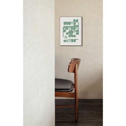 Productafbeelding poster "fond de jardin vert" 2de impressie foto, ingelijst, hangend aan een wand met een stijlvolle stoel erbij.