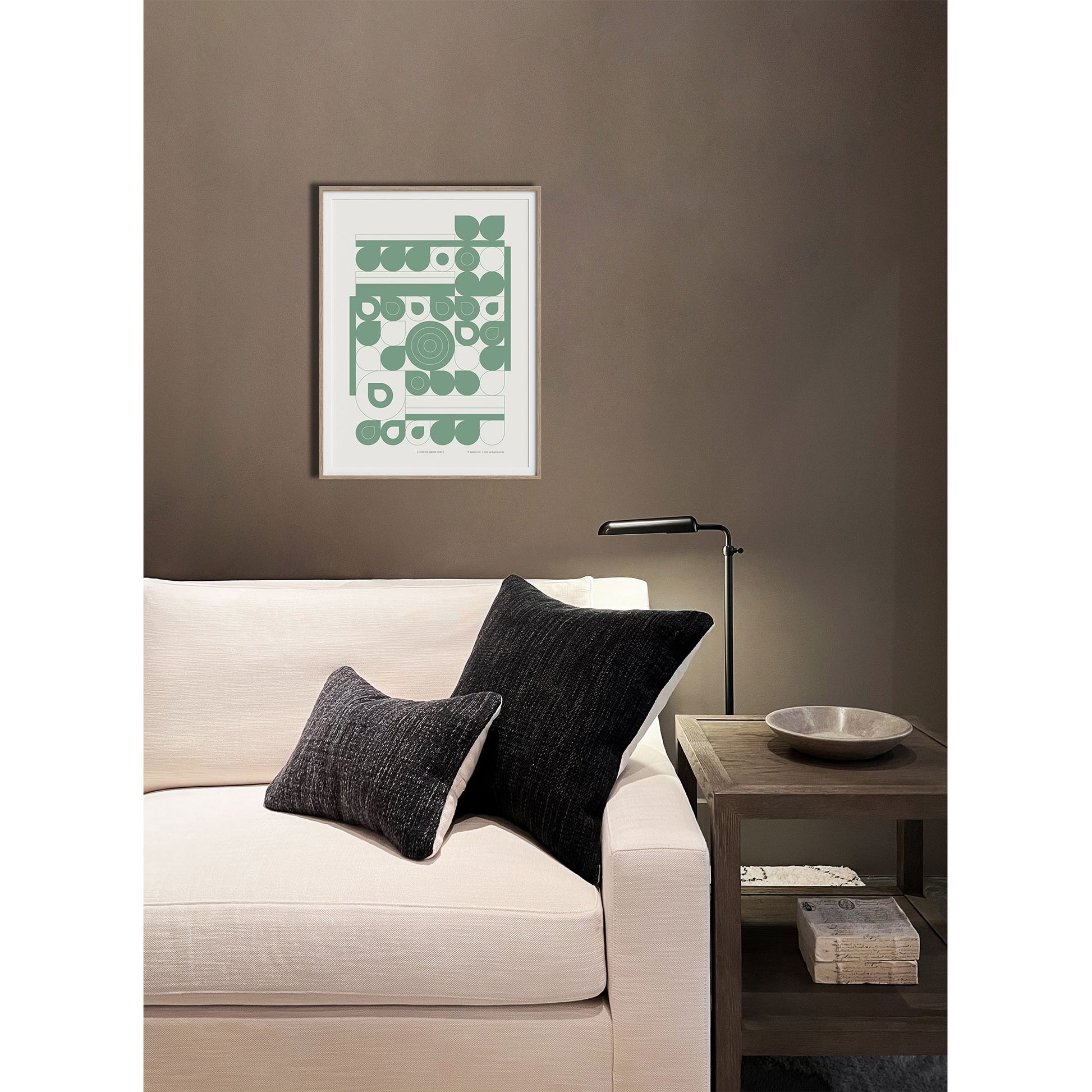 Productafbeelding poster "fond de jardin vert" 4de impressie foto, ingelijst, hangend boven een bank in een interieur met een klein tafeltje.