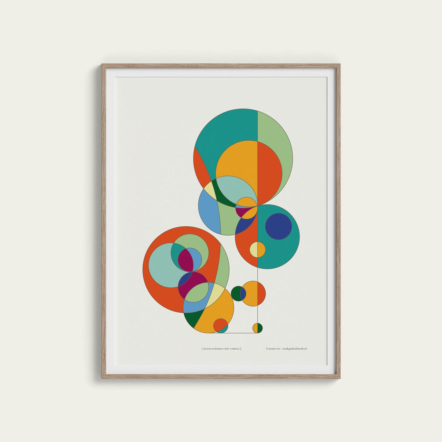 Poster "kleur-acrobaat met cirkels" ingelijst, hangend aan een creme gekleurde wand