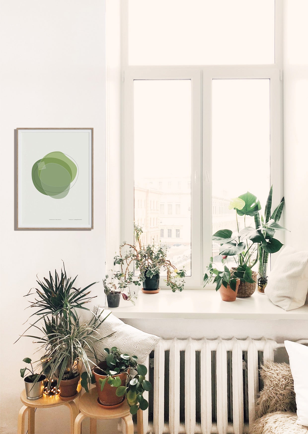 Poster "vorm drie in vert mousse" hangend naast een raam in een frans appartement met planten