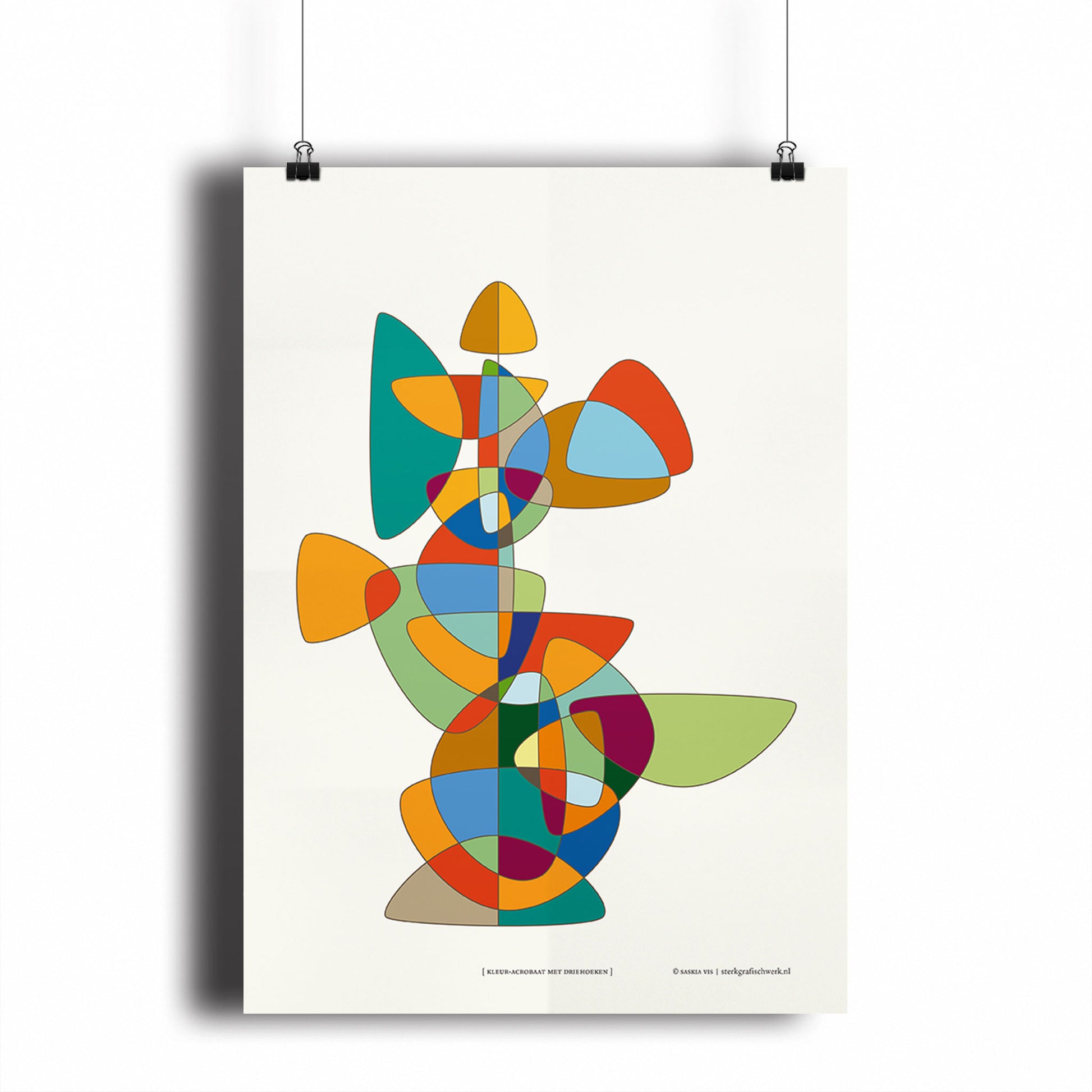 Productafbeelding poster "kleur-acrobaat met driehoeken" hangend aan een witte wand, een overzicht foto
