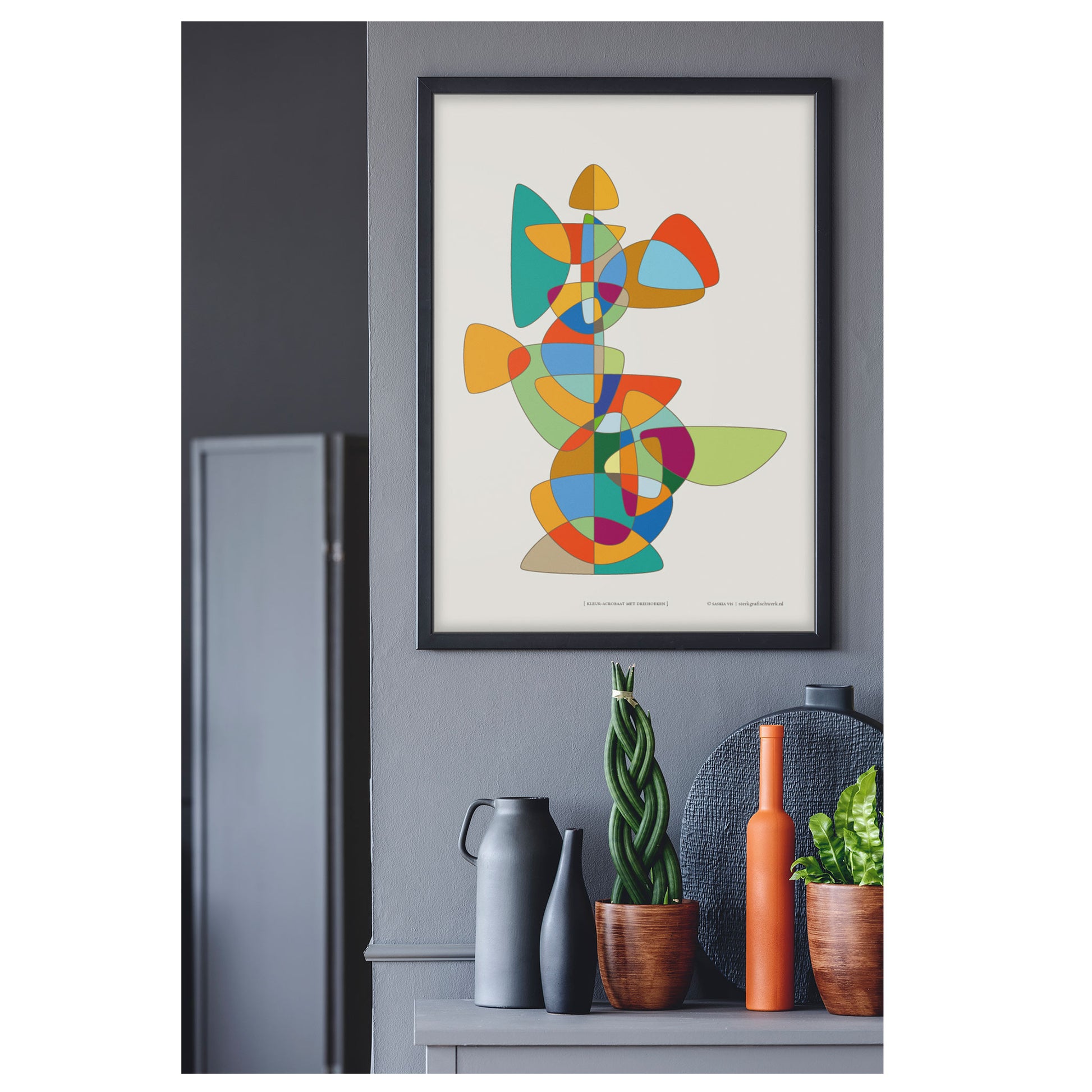 Productafbeelding poster "kleur-acrobaat met driehoeken" 2de impressie hangend in een interieur